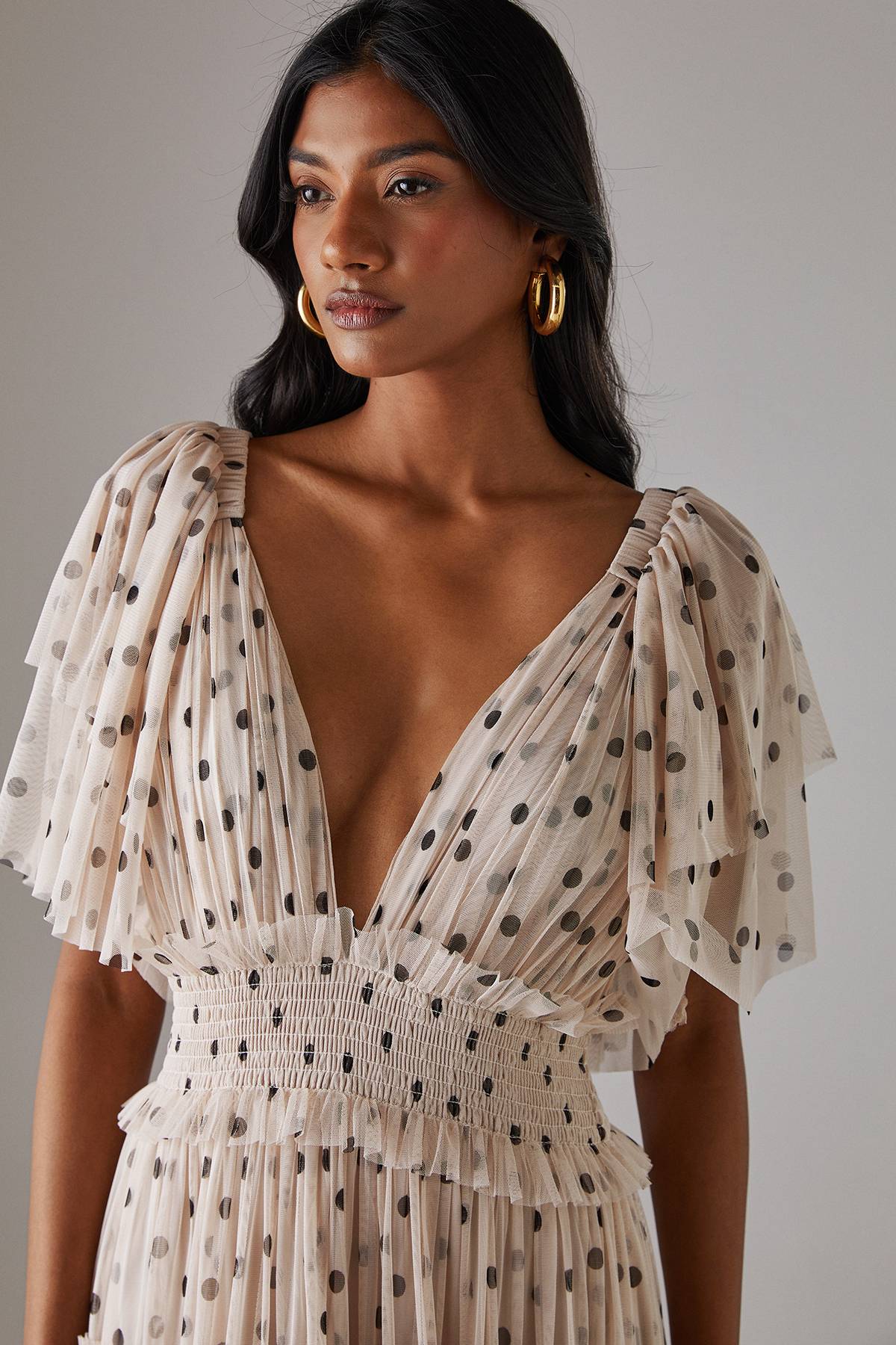 Warehouse Robe Longue Étagée en Tulle à Pois avec Décolleté Plongeant et Manches Volantées