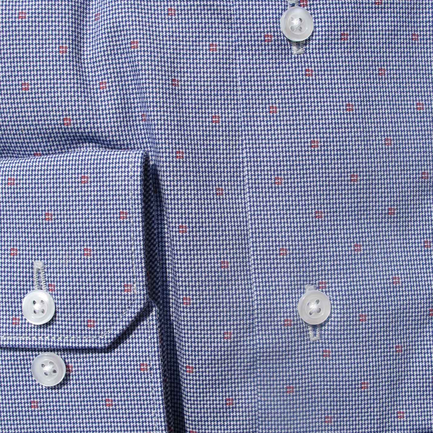 Chemise cintrée micro pied de poule bleu et motif rouge