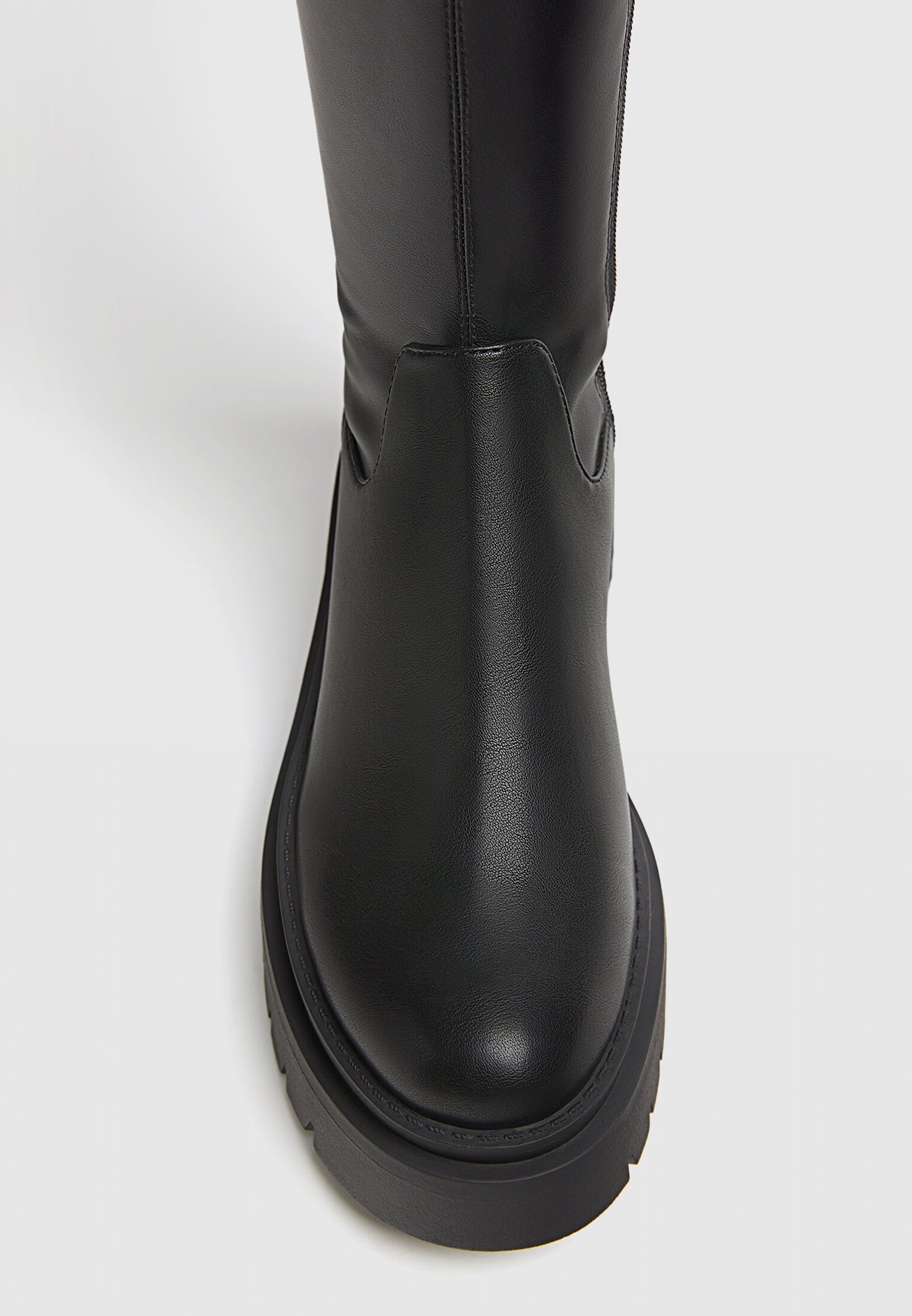 Botas pretas tamanho XL com sola plana
