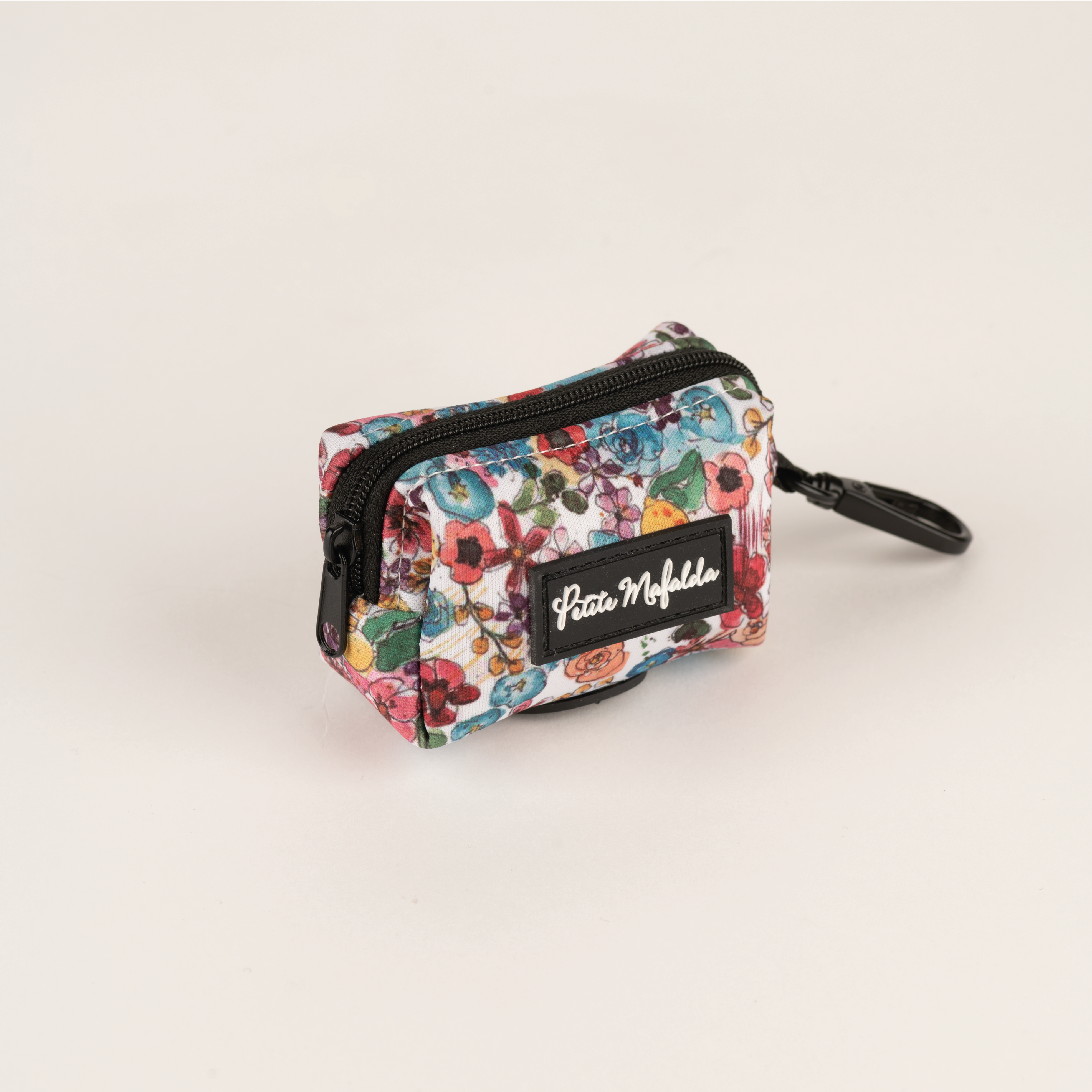 Conjunto Petite Mafalda com coleira, guia e porta-bolsas com estampa floral azul para cães.