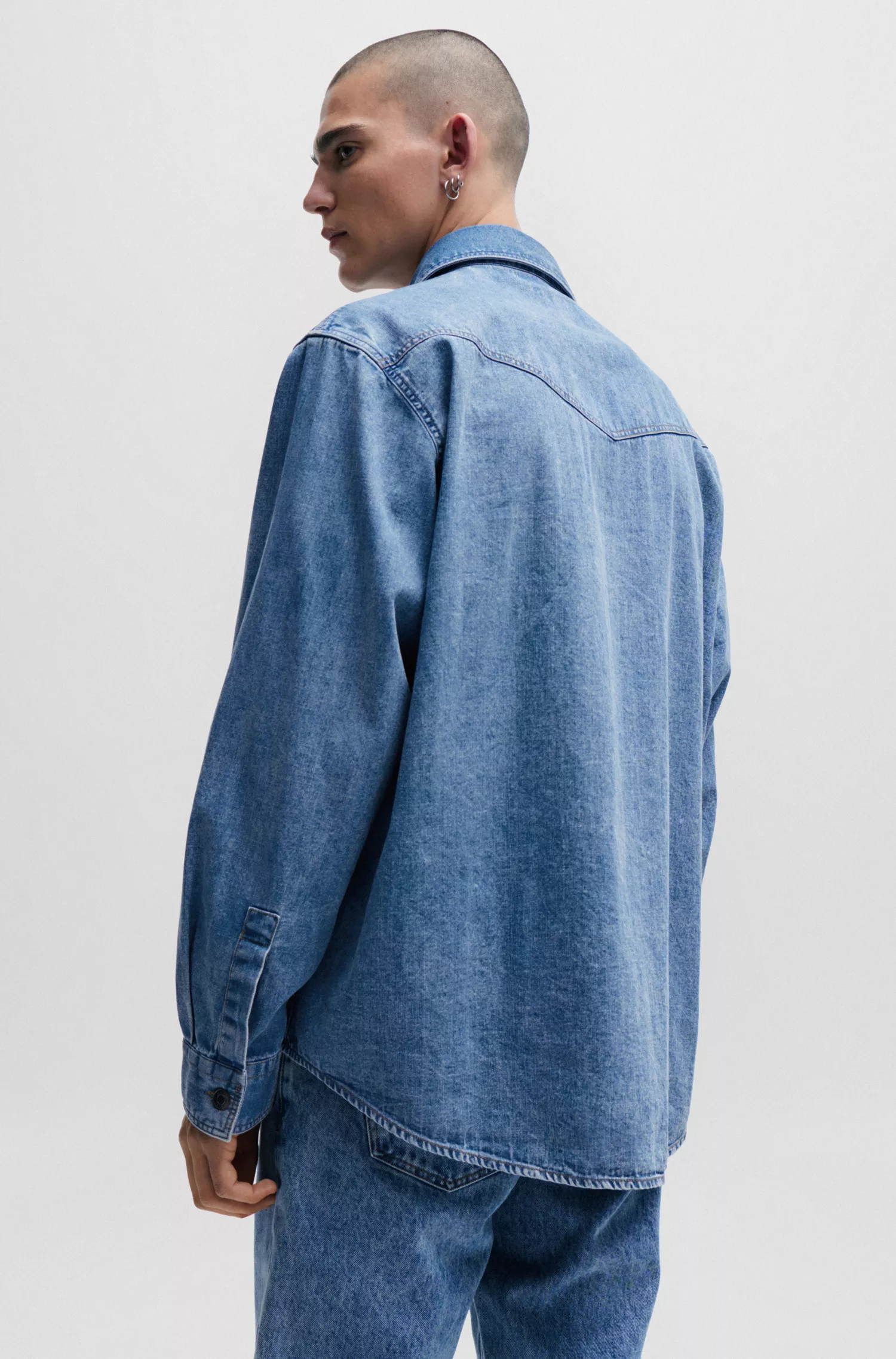 Camisa jeans HUGO vermelha, de modelagem oversized, com bolsos de aba no peito.