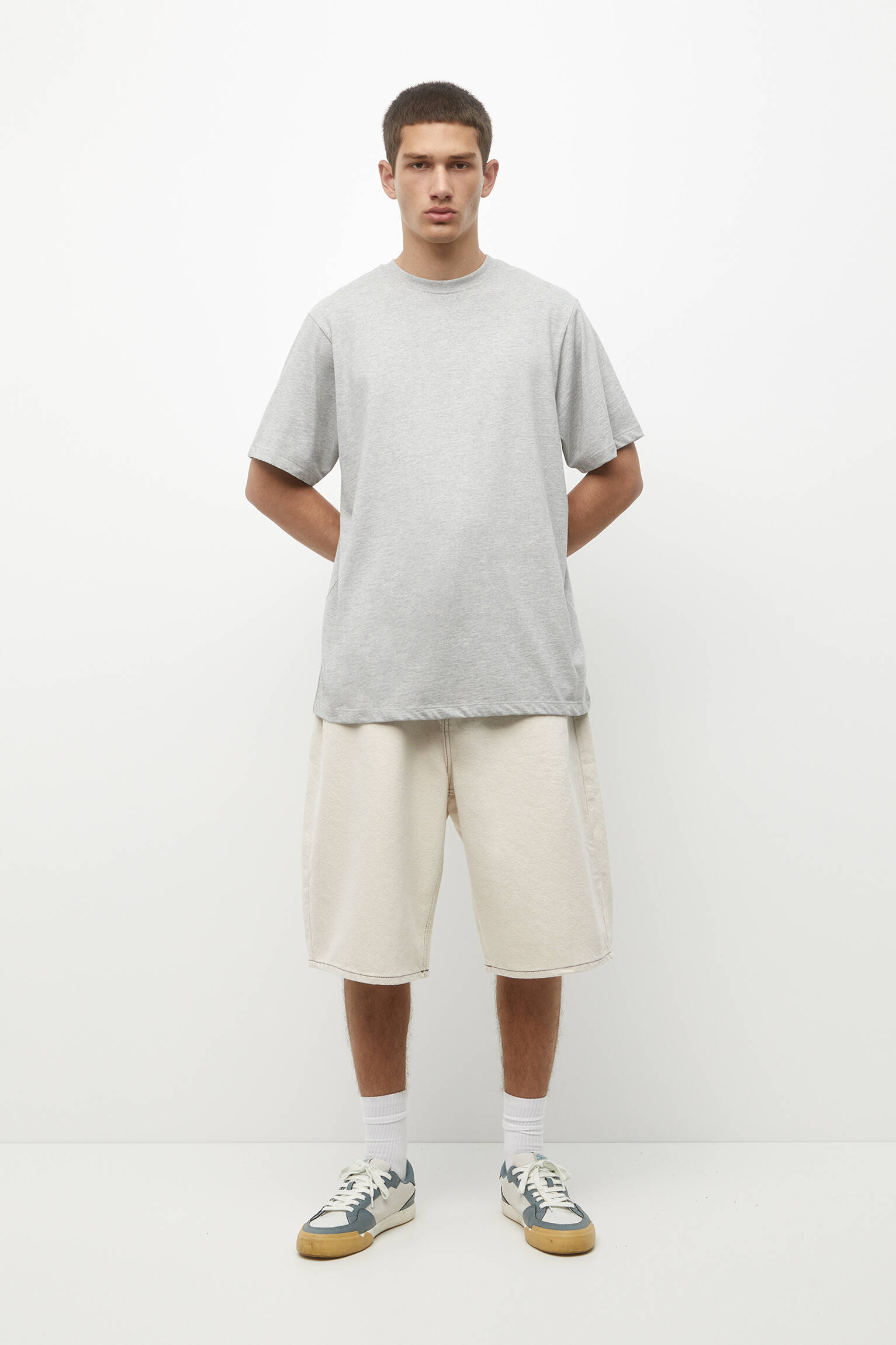 Bermuda jeans de perna larga - Corte folgado - Cru