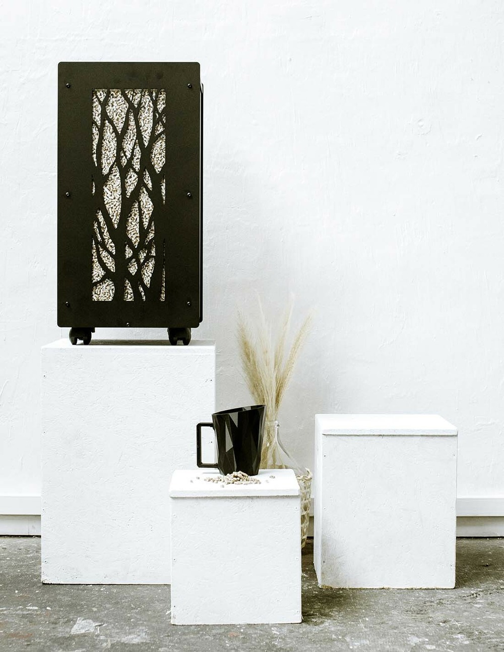 Rangement à granulés de bois 55Kg avec accessoires modèle arbre noir