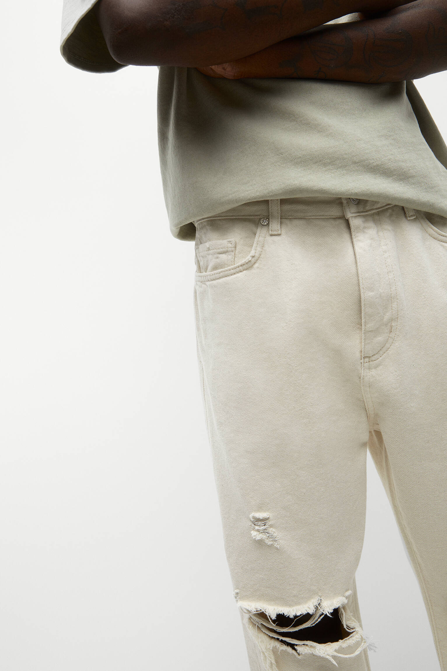 Calça jeans rasgada e relaxada - Crua