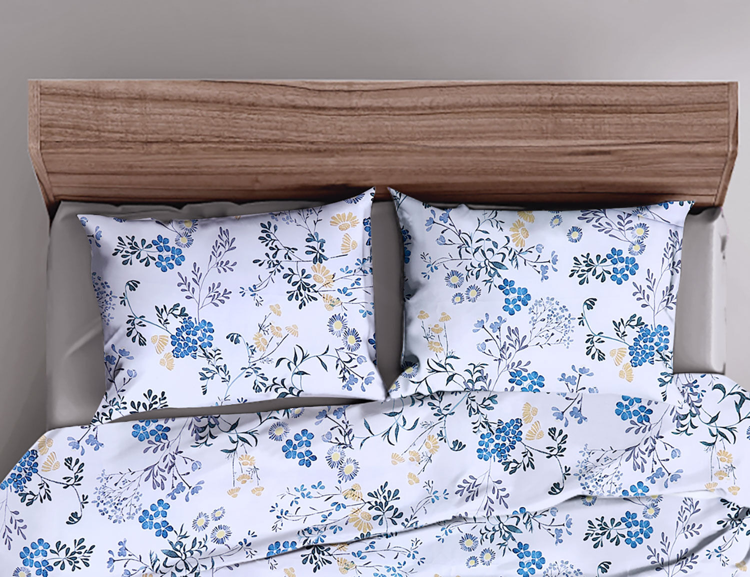 Bettwäsche mit blauem Blumenmuster auf hellem Untergrund