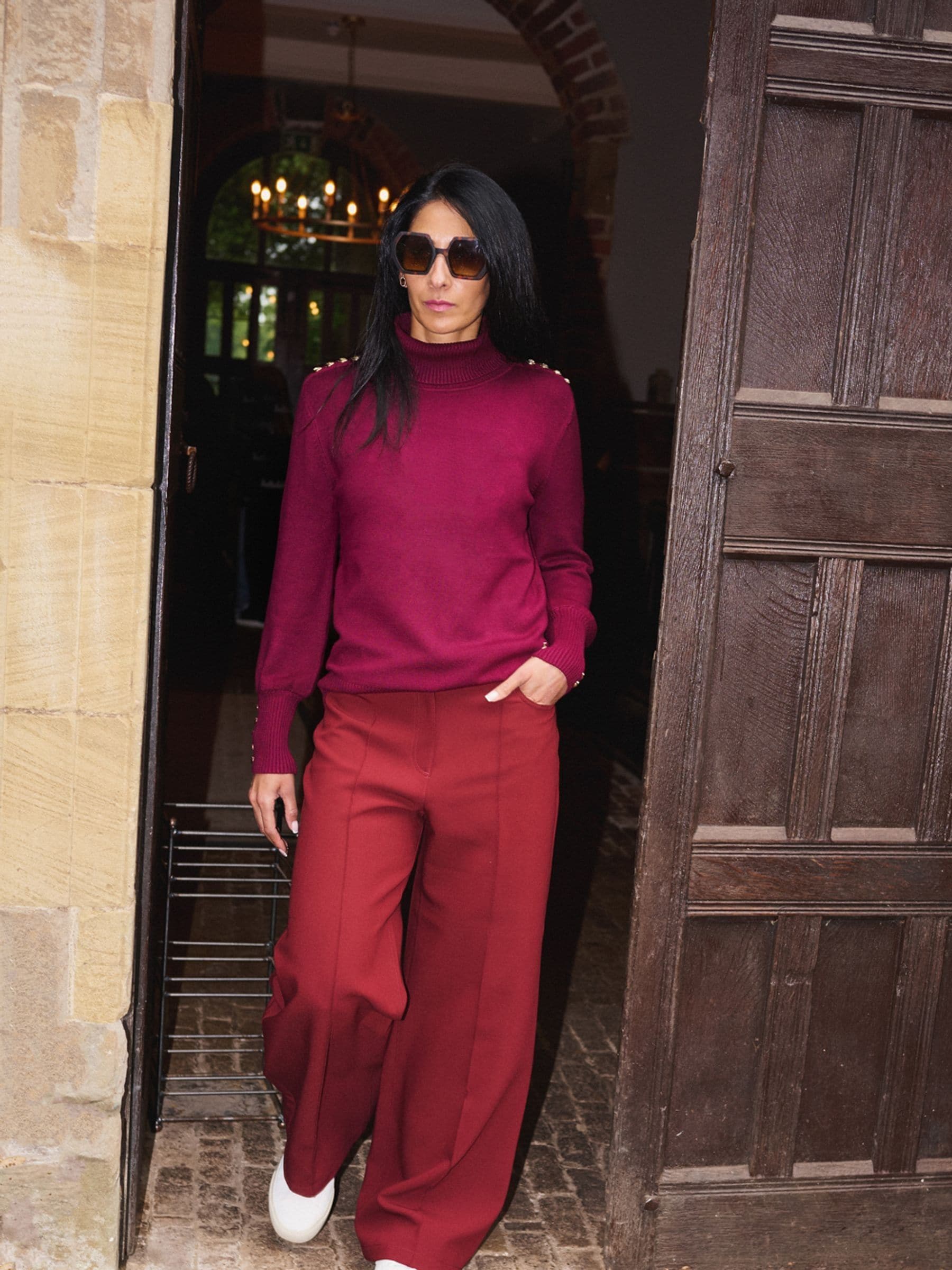 Rood - The Little Tailor Luxe gebreide kersttrui met knoopsluiting