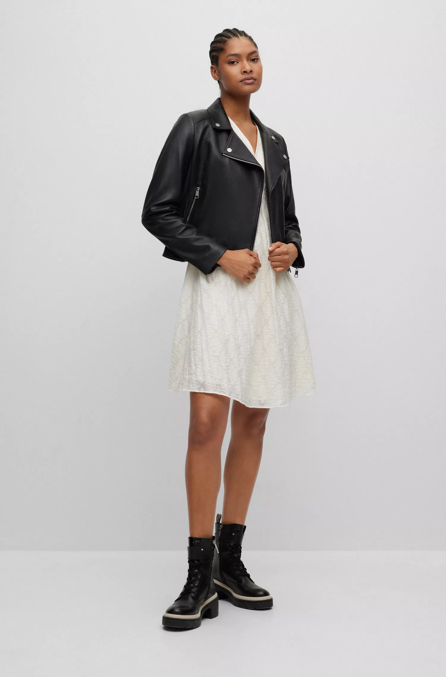 Vestido preto BOSS com cintura franzida e detalhe de recorte nas costas.