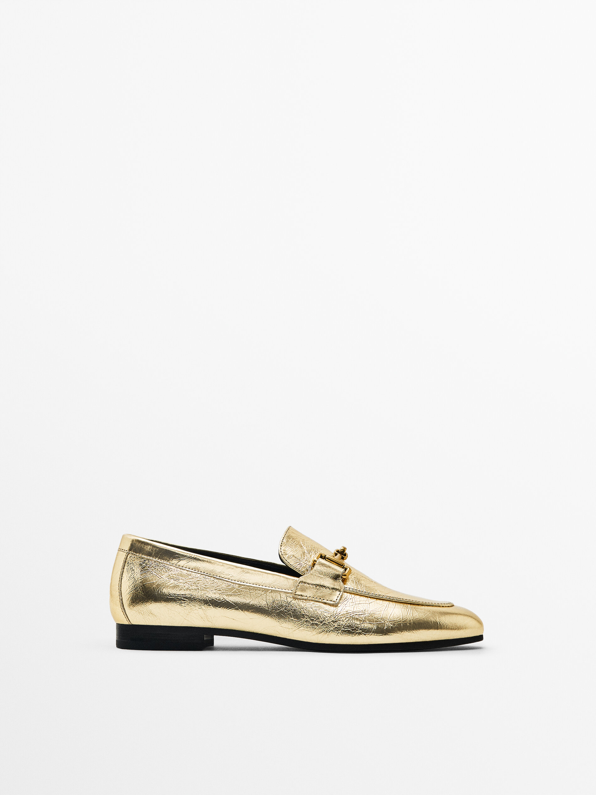 Mocassim em couro craquelado com fivela metálica - DOURADO