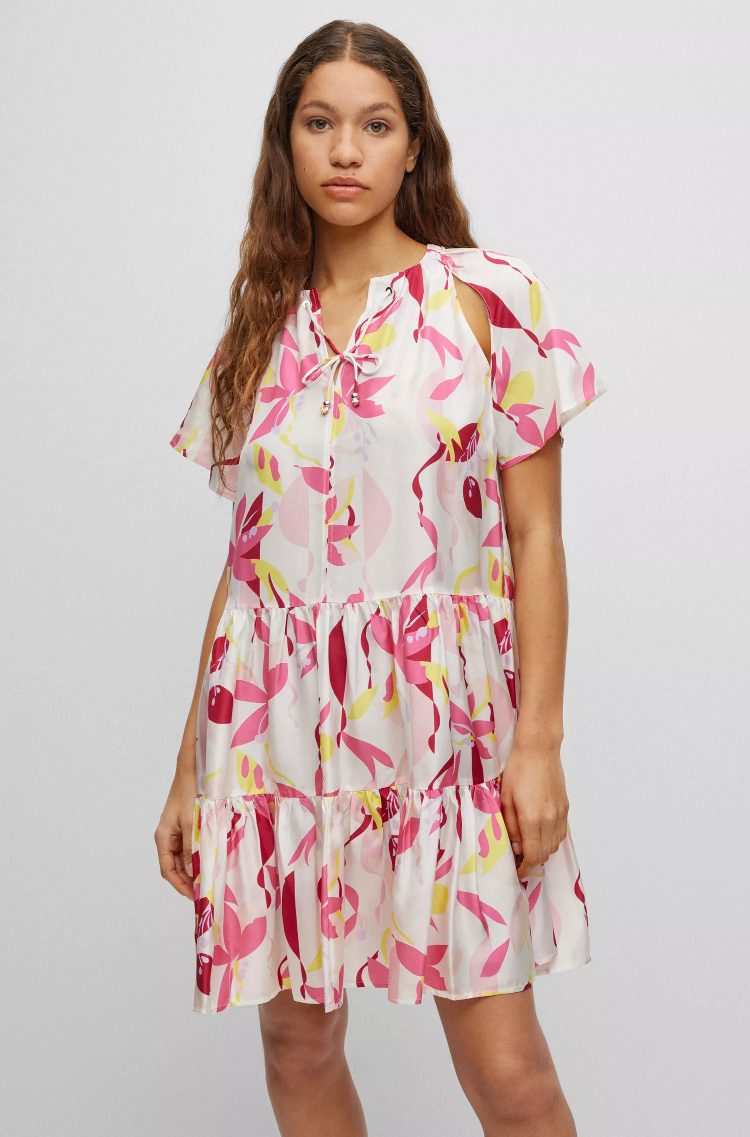 Vestido BOSS preto com decote ajustável por cordão em seda com estampa floral.