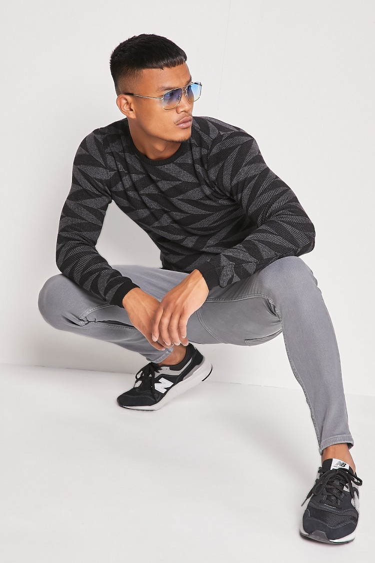 Pull noir/gris foncé avec imprimé géométrique