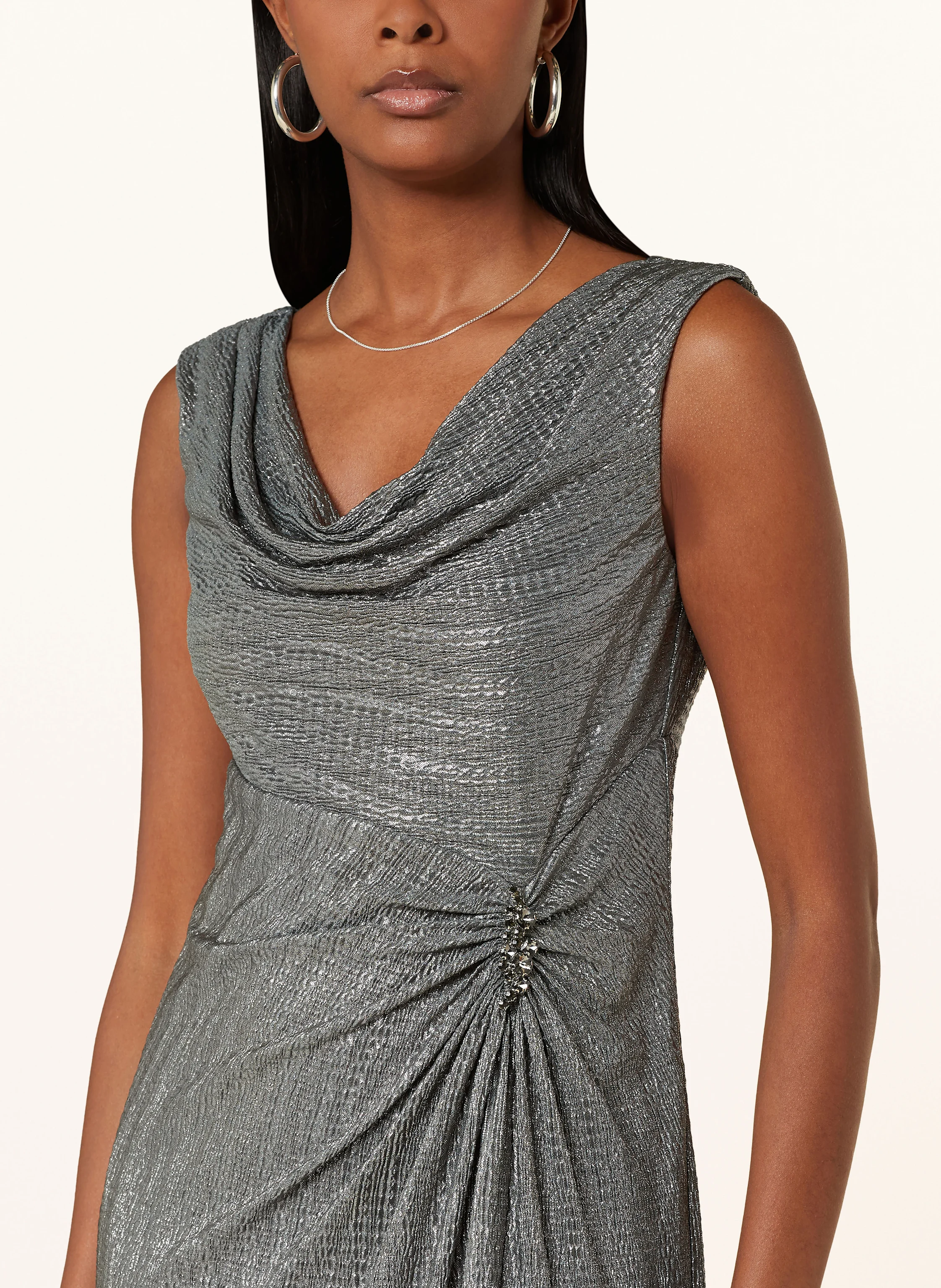 Vera Mont Abendkleid aus Brokat mit Schmucksteinen