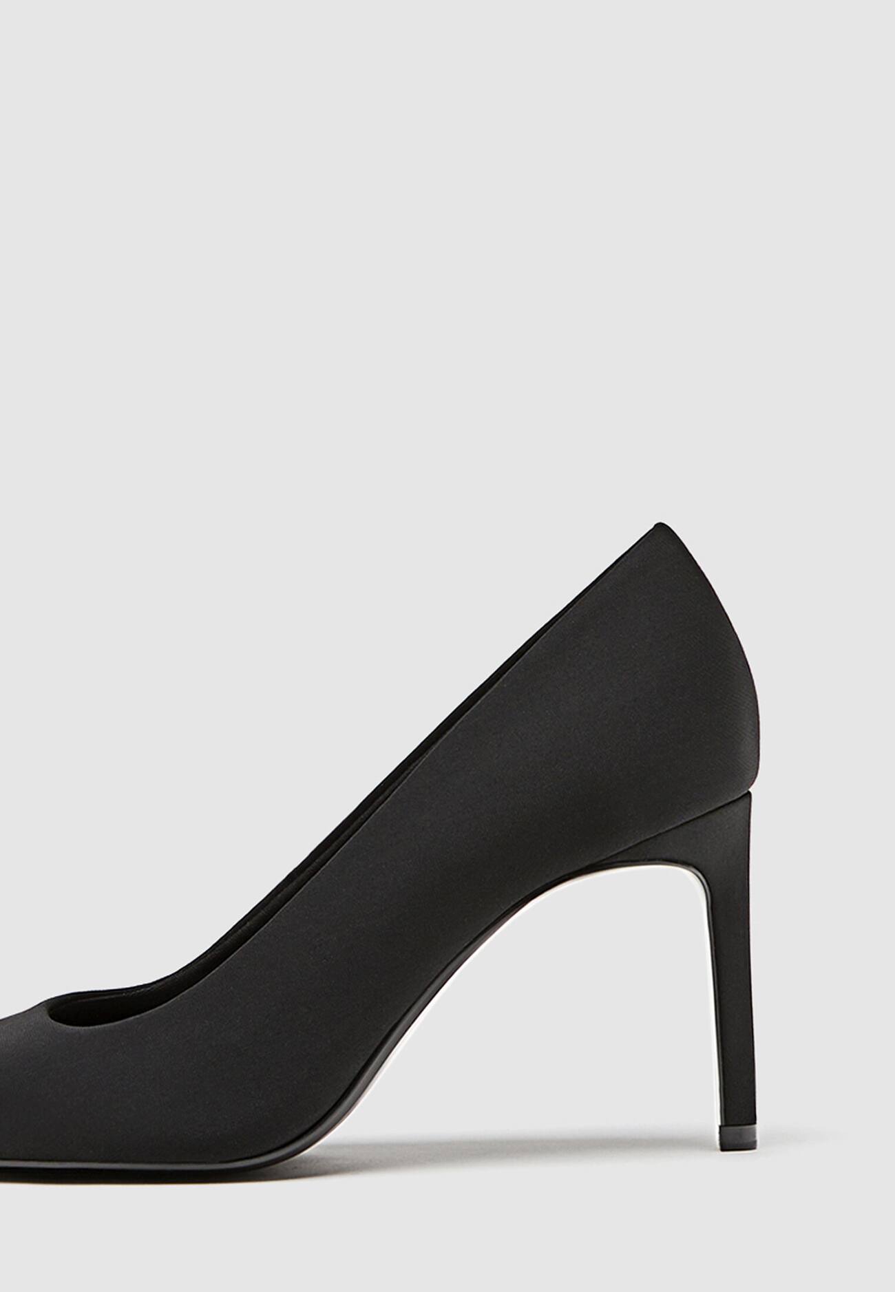 sapatos de salto agulha