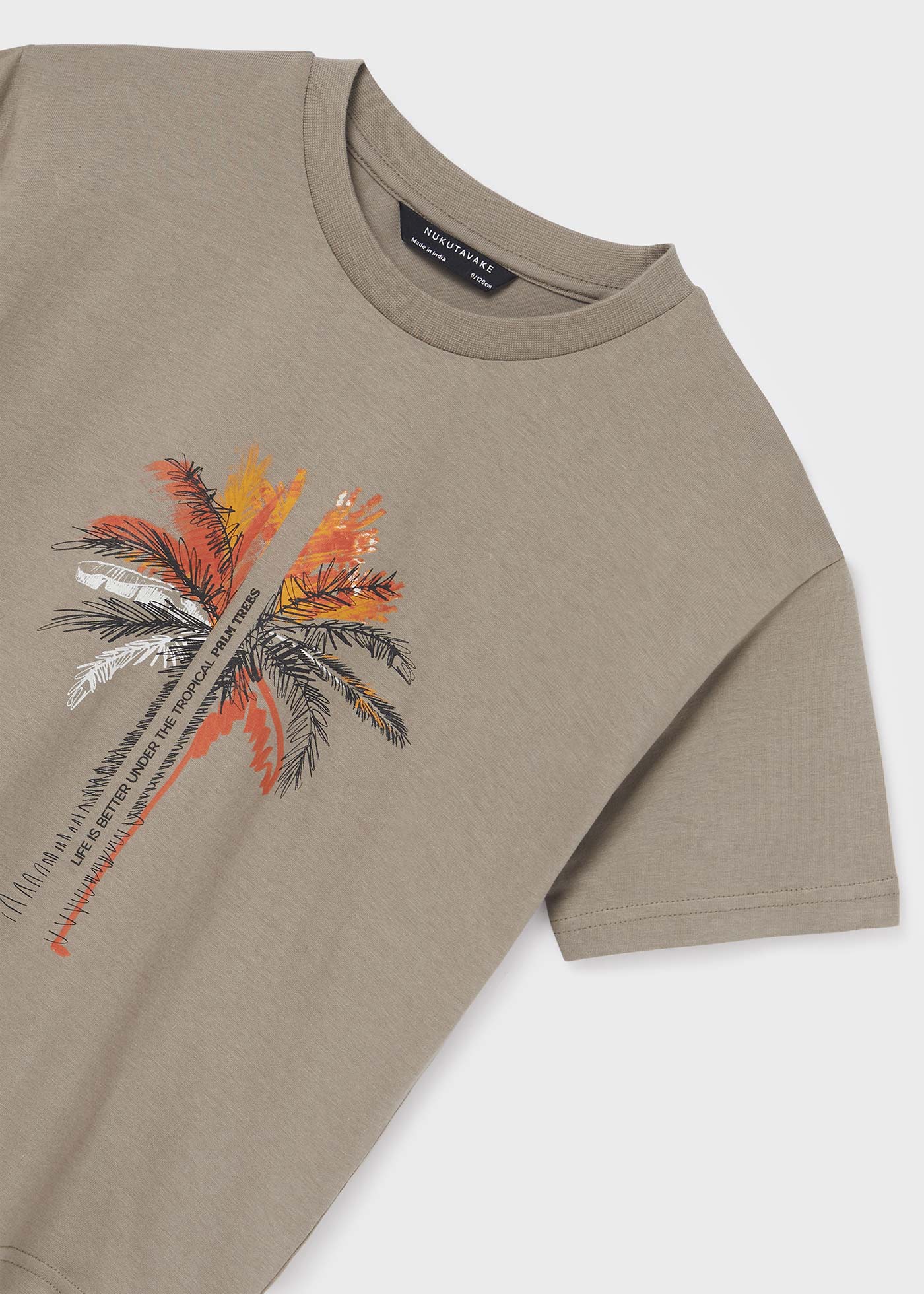 Camiseta infantil com estampa sustentável em algodão.