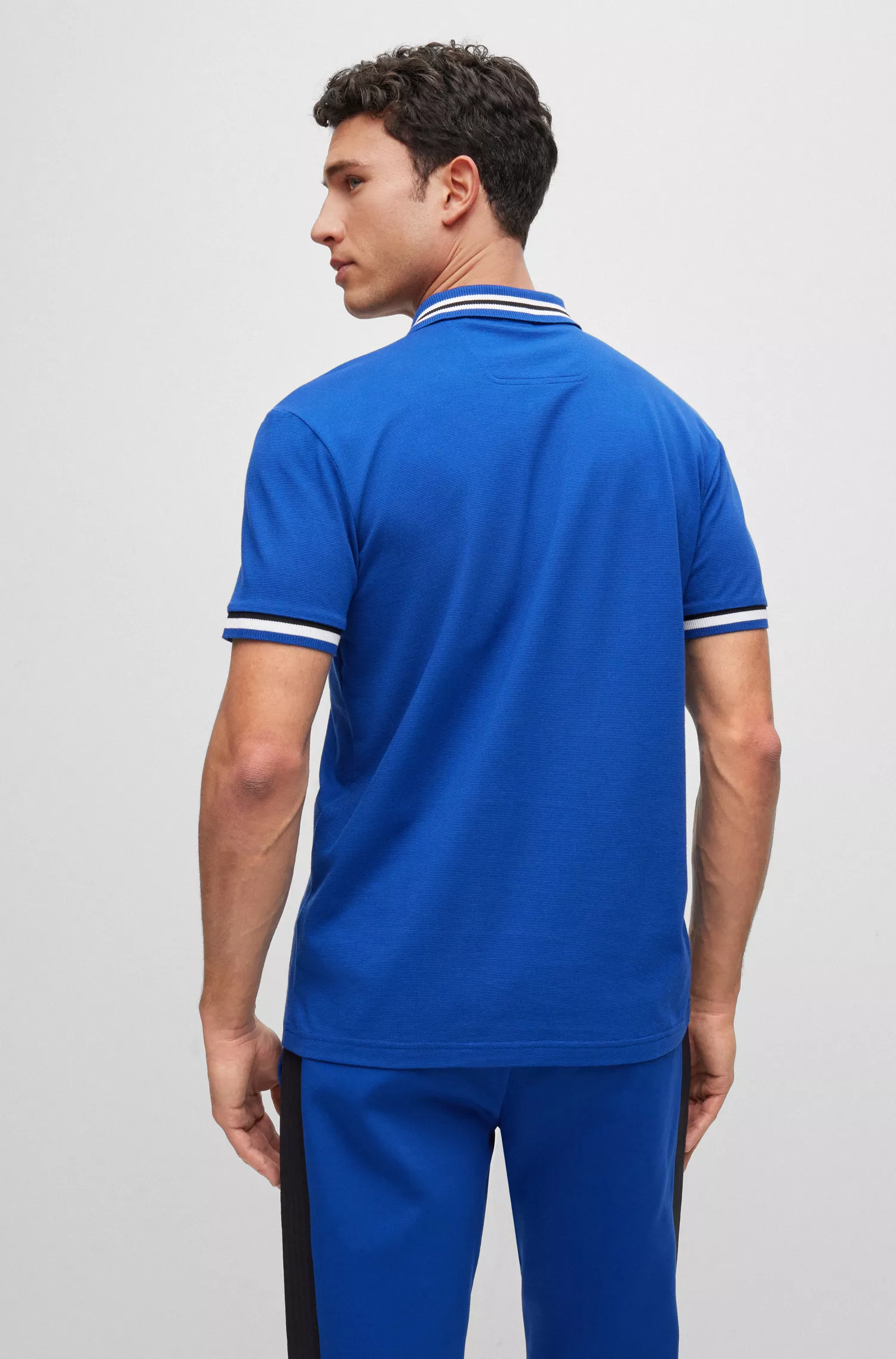 Camisa polo BOSS verde em piqué de algodão com detalhes canelados listrados.