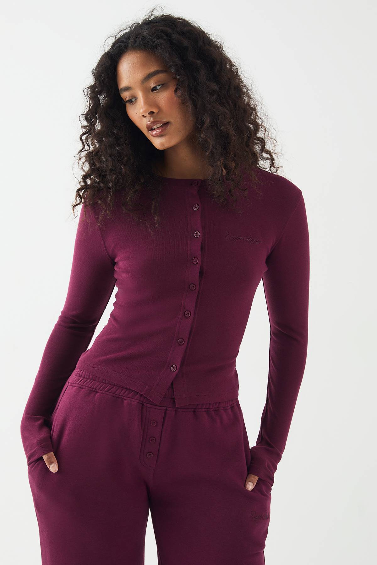 DSGN Studio Haut Manches Longues Côtelé à Broderie Script avec Boutonnage
