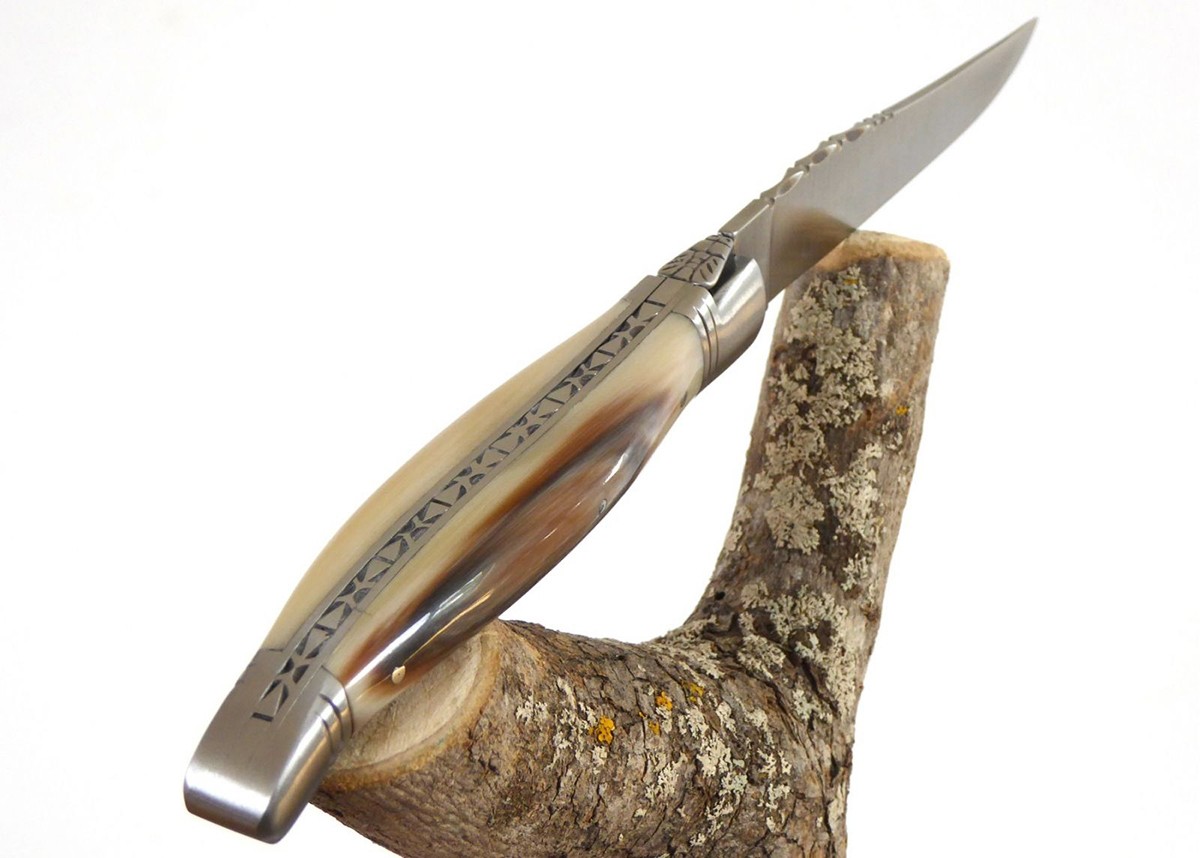 Couteau Laguiole bombé avec un manche en Corne blonde et mitres inox