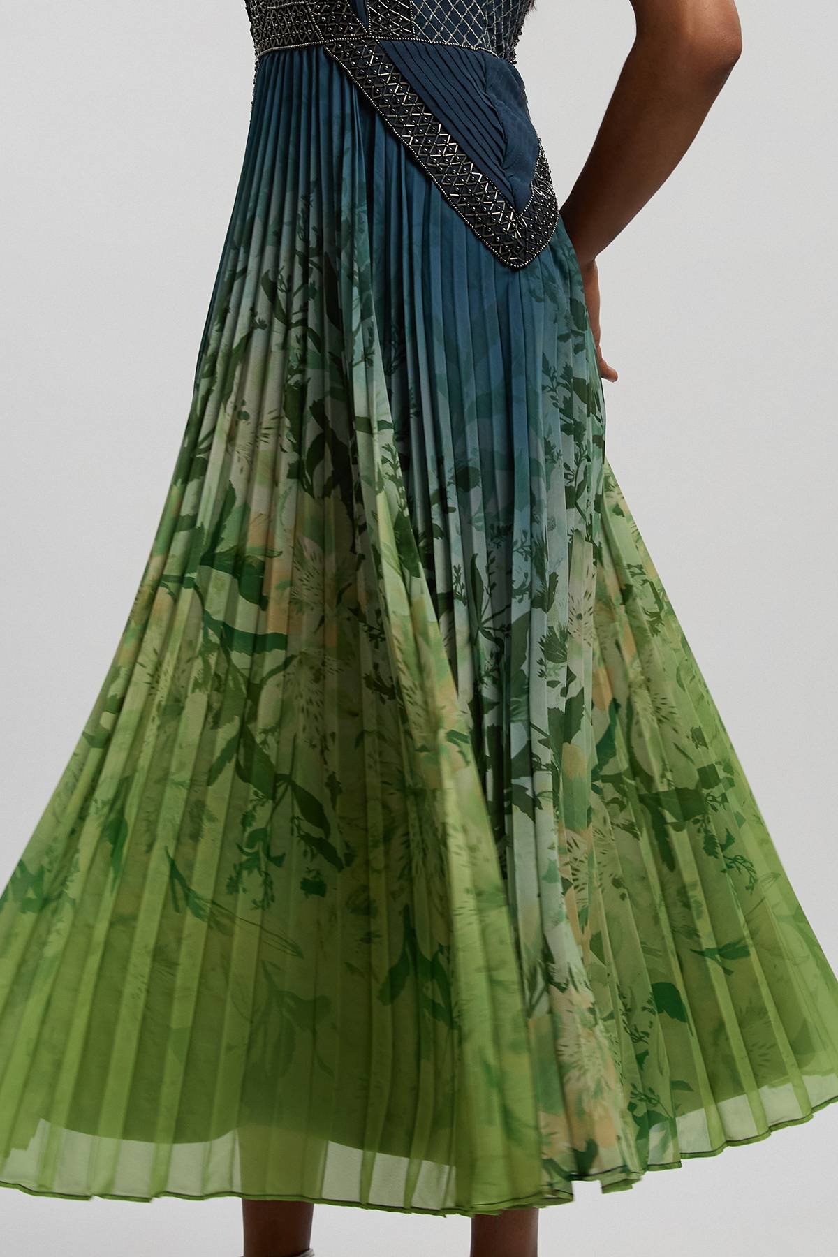 KarenMillen Robe Longue Plissée Tissée À Motif Floral Ombré Avec Ornements