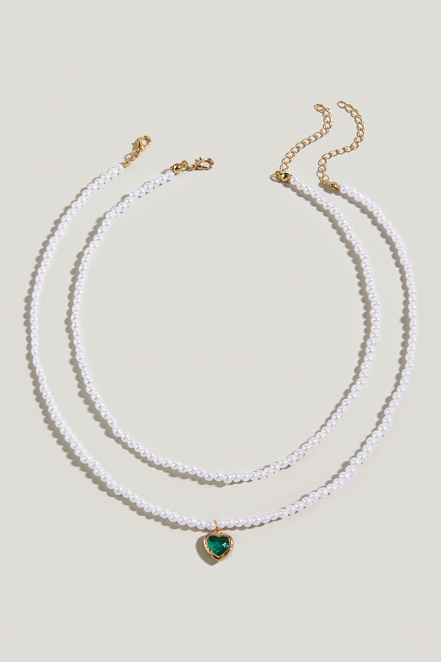 Collier de fausses perles et breloques en forme de cœur