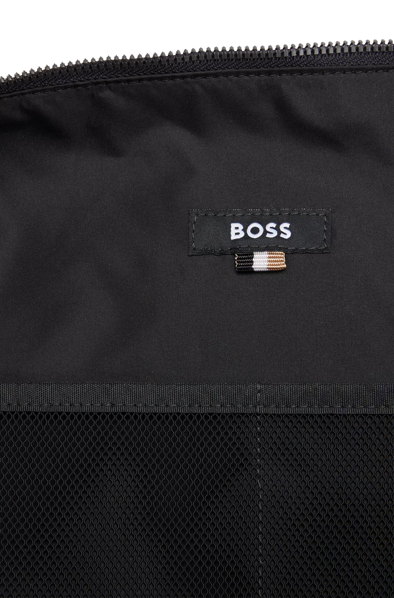 Mala de viagem BOSS em tecido reciclado preto com listra e logotipo característicos.