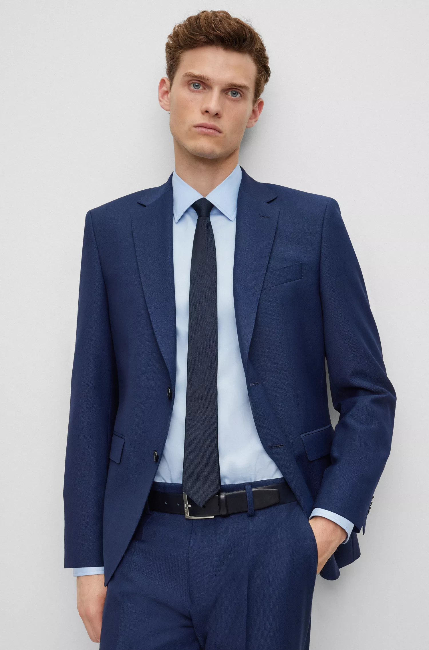 Terno BOSS preto, corte regular, em tecido elástico com microestampa.