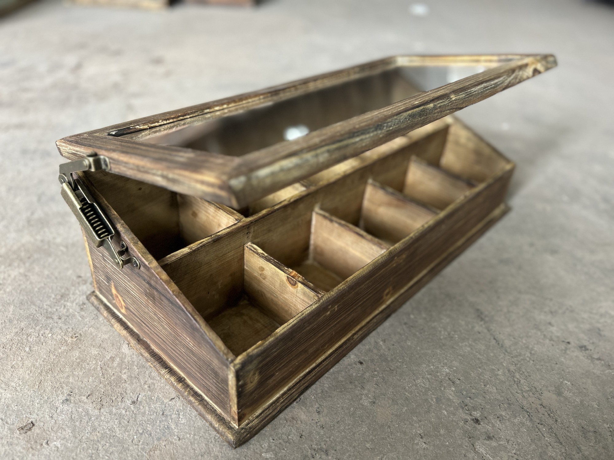 Schaukasten mit 10 Fächern, aus recyceltem Holz, B 62,5 cm, L 28 cm, H 20 cm von fischer's lagerhaus