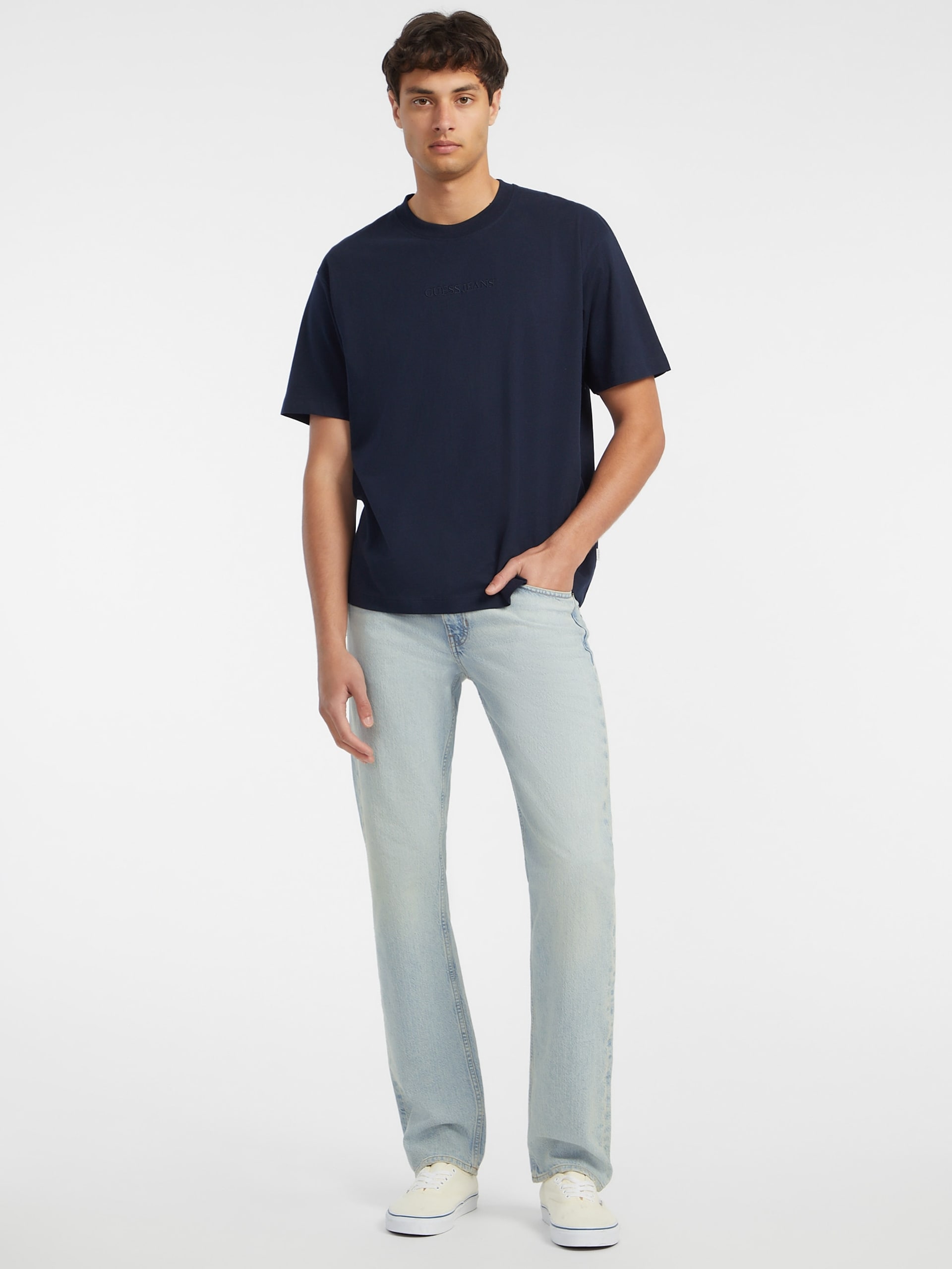 Camiseta com logotipo bordado