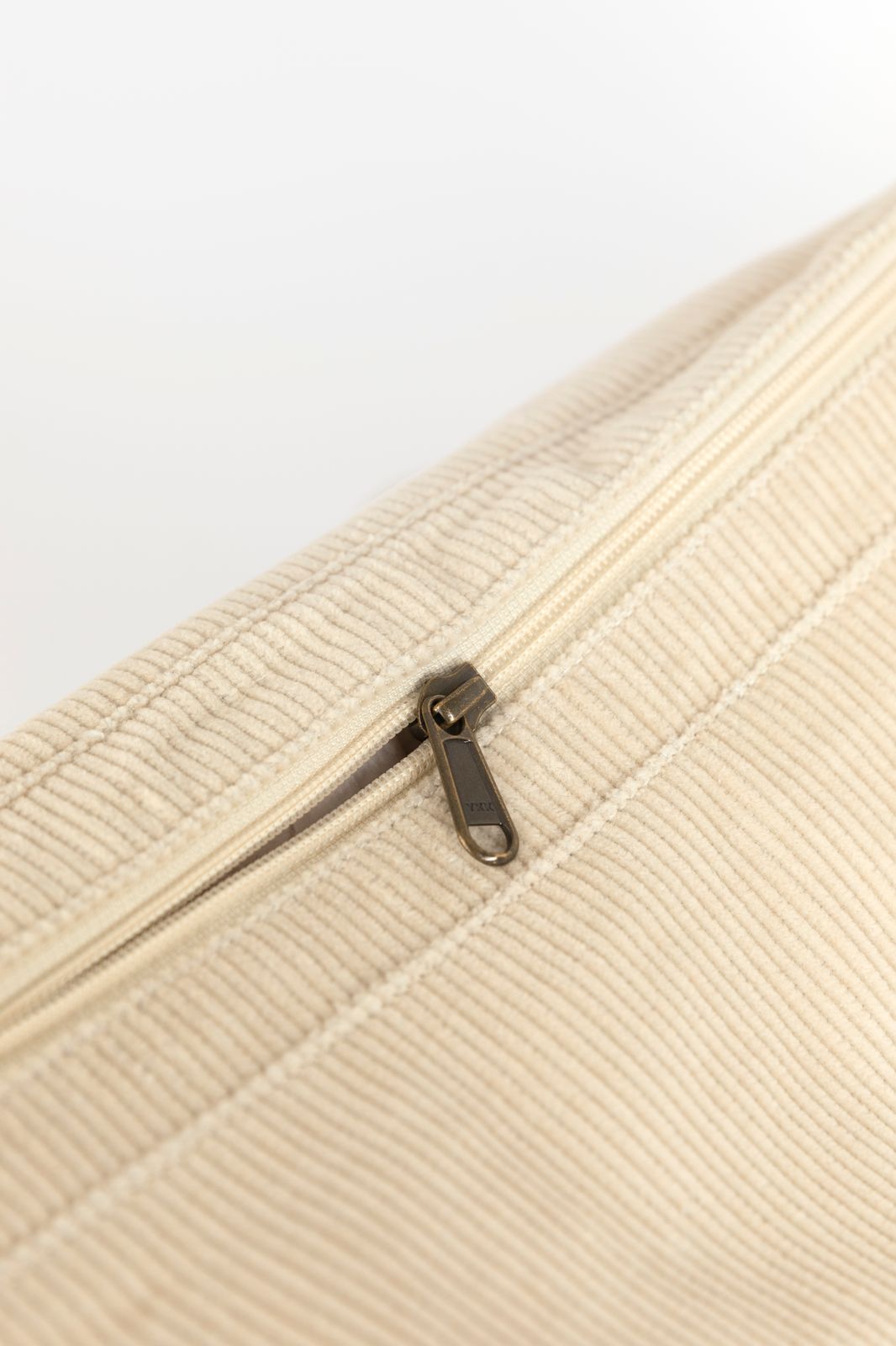 Off-white corduroy crossbody tas