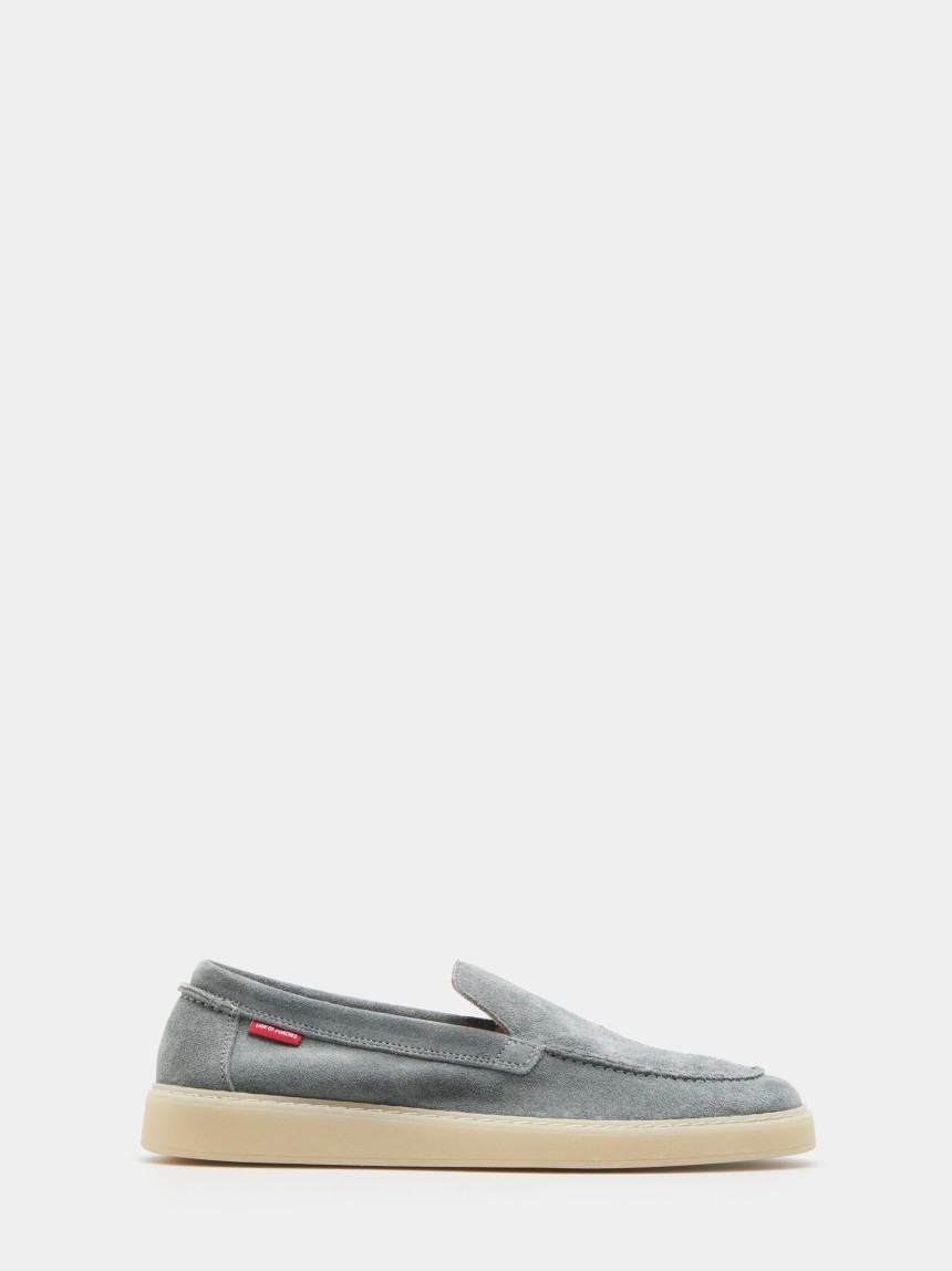 Sapato slip-on em camurça