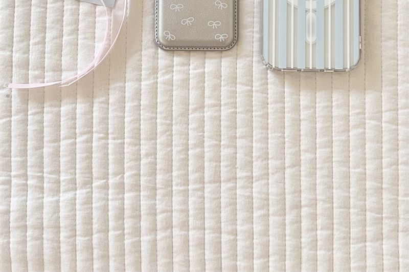 Karnemelk - Magnetische telefoonkaarthouder van imitatieleer met strikprint