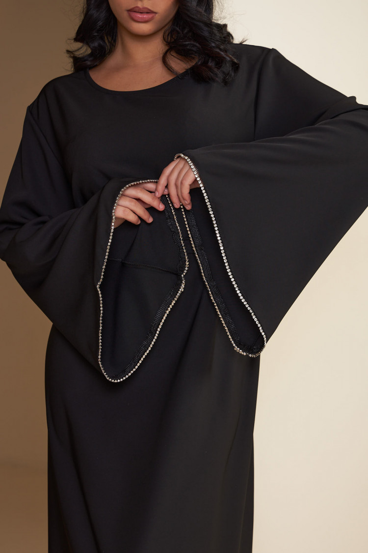 Robe noire ceinturée à perle sur les manches