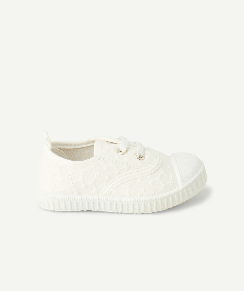 baskets bébé fille blanches avec broderies anglaises