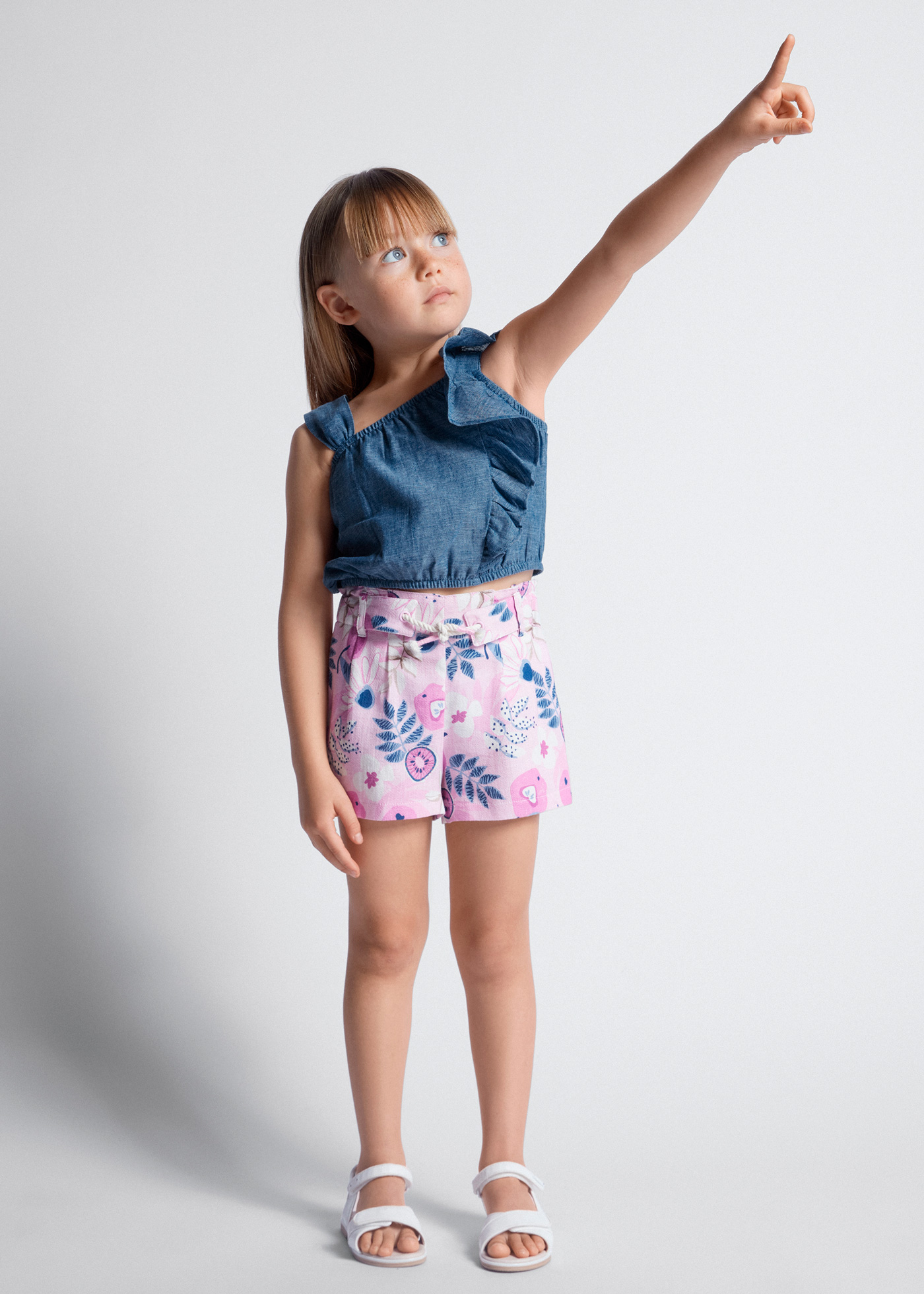 Blusa azul de linho com babados para meninas