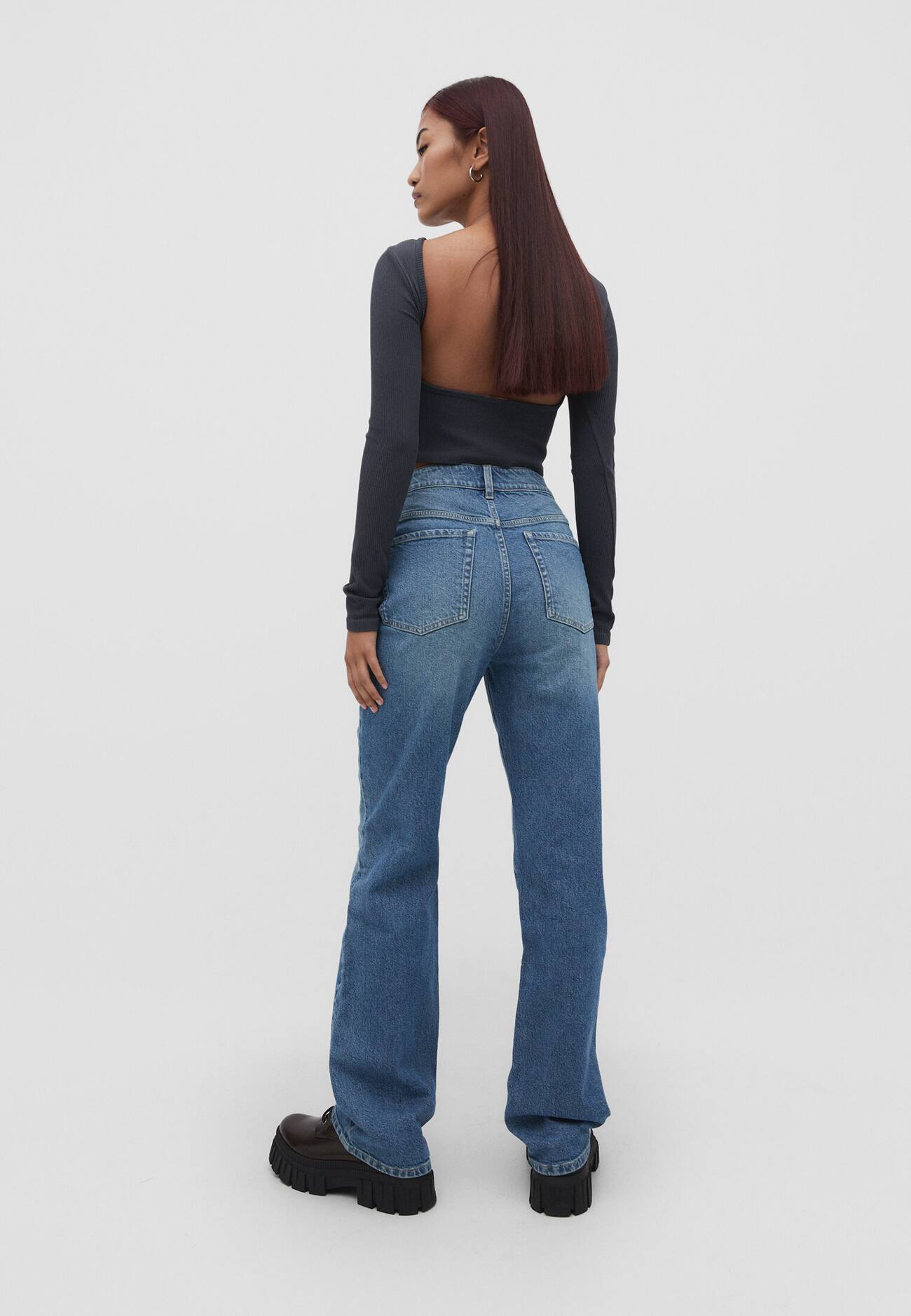 calça jeans reta e confortável