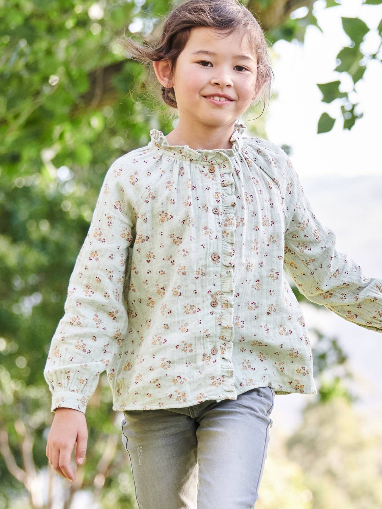 Blusa infantil de chiffon de algodão com babados e estampa floral, cor terracota personalizável.