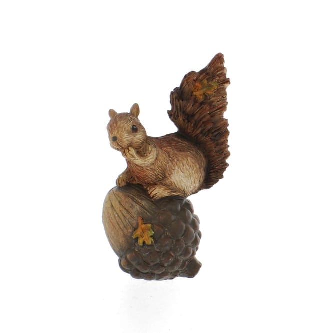 Eichhörnchen auf Zapfen - ca. 11 x 8,5 x 19 cm