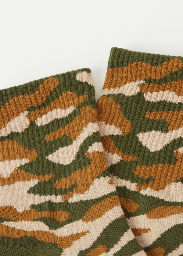 Meias esportivas curtas com estampa camuflada