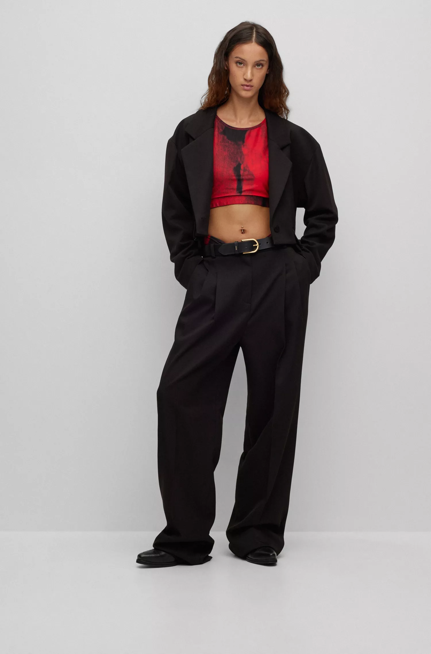 Jaqueta cropped HUGO vermelha, modelagem oversized, em gabardine stretch.