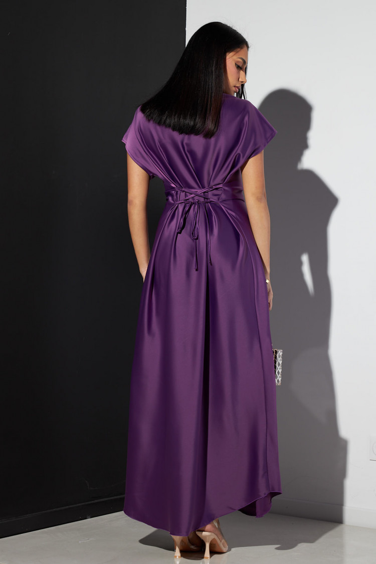 Robe violette satinée manches courtes à noué au dos