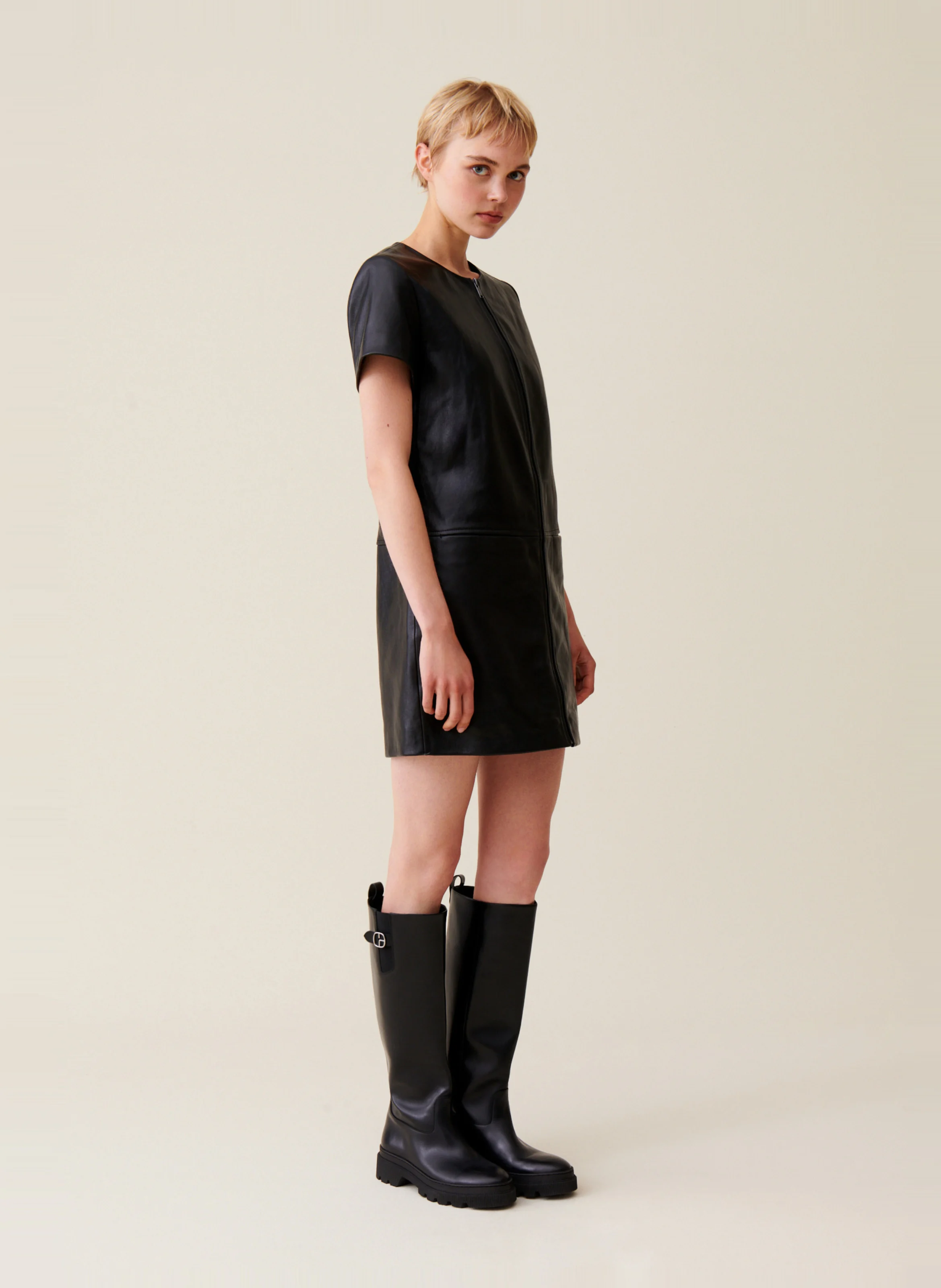 Robe courte zippée en cuir | Noir