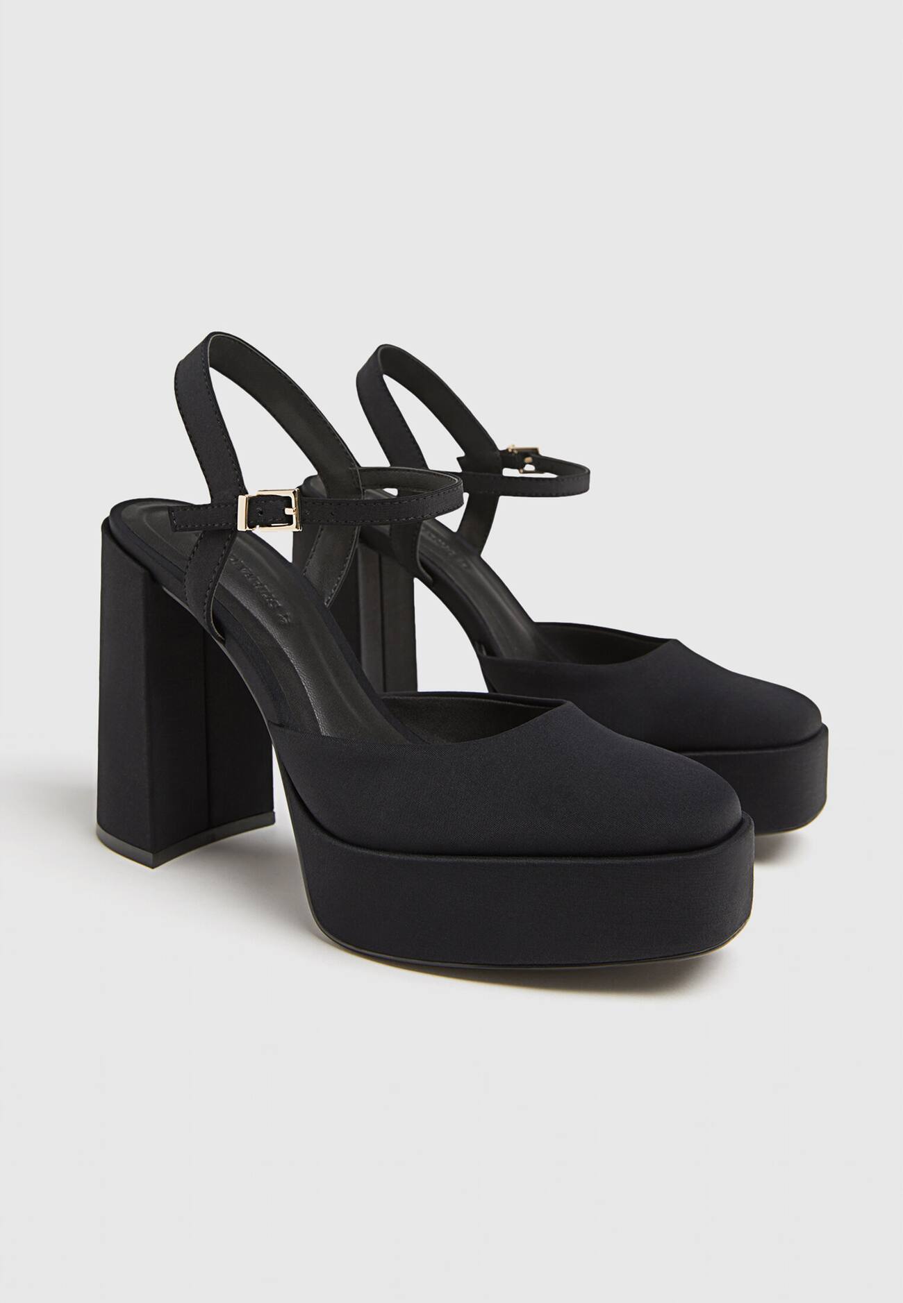 Sapatos plataforma com tira no calcanhar