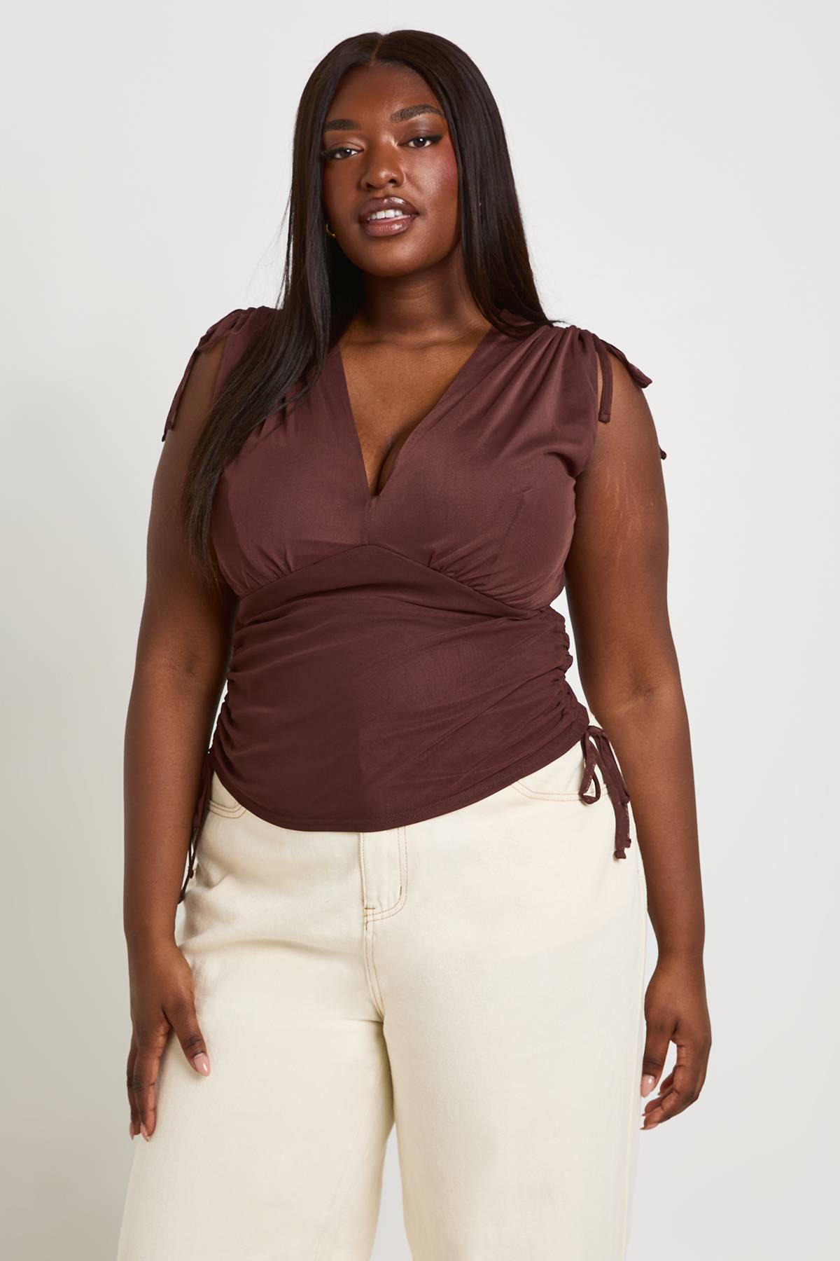 boohoo Top Grande Taille À Décolleté Plongeant En V Avec Détail De Bretelles