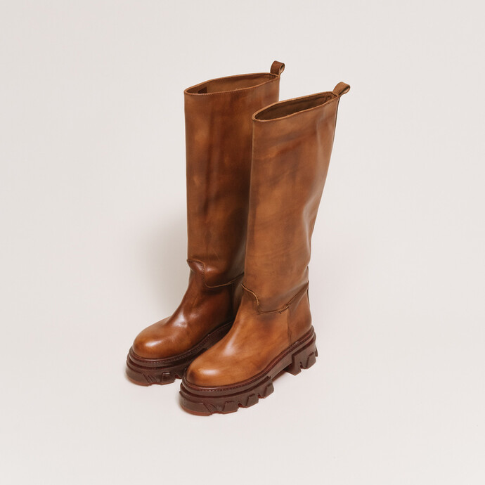 Bottes à semelles crantées  en cuir cognac