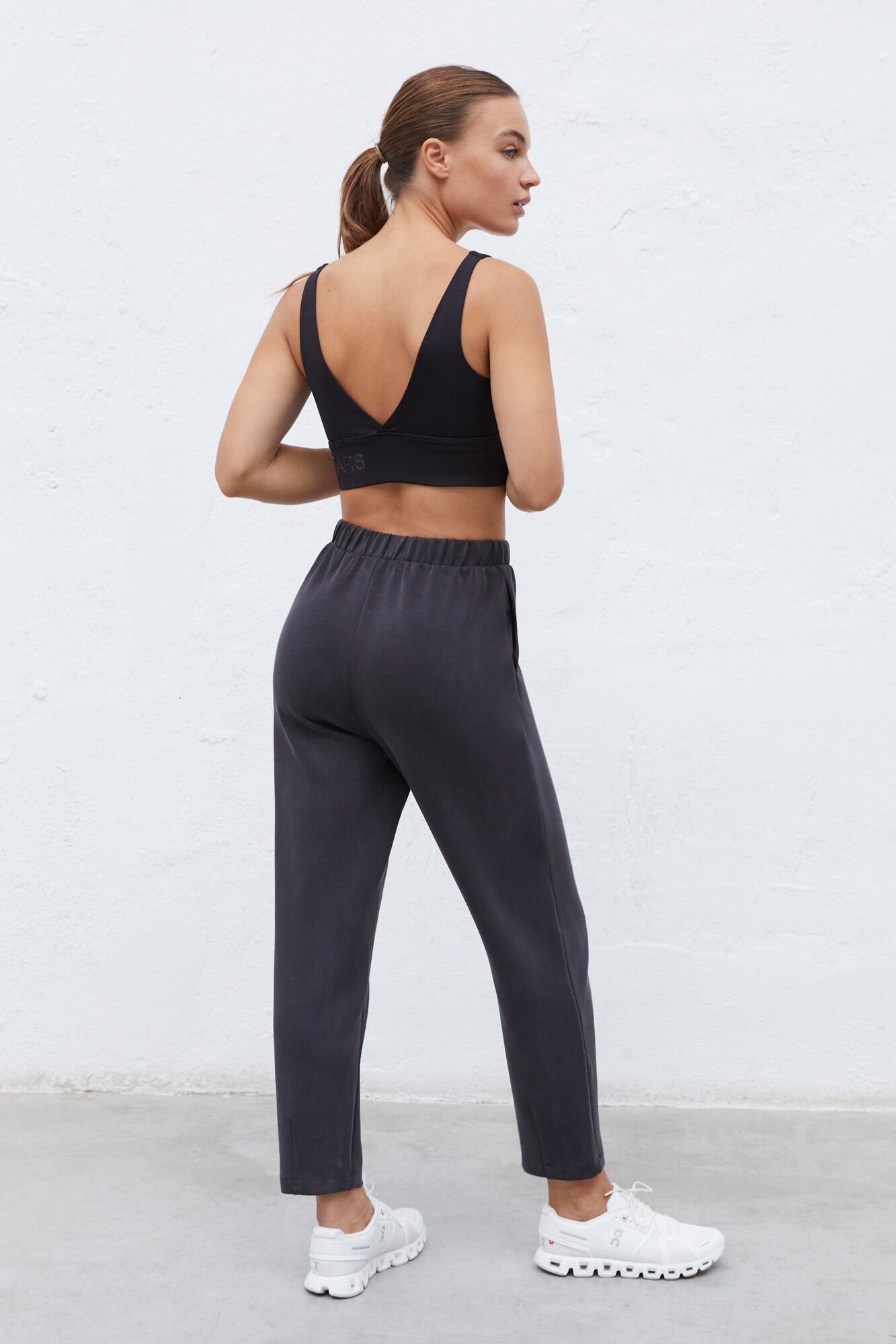 Calça jogger preta e cinza