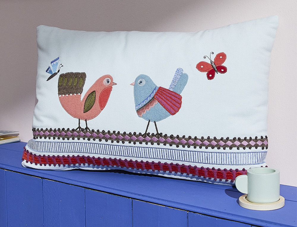 Coussin brodé 2 oiseaux-Pays des merveilles