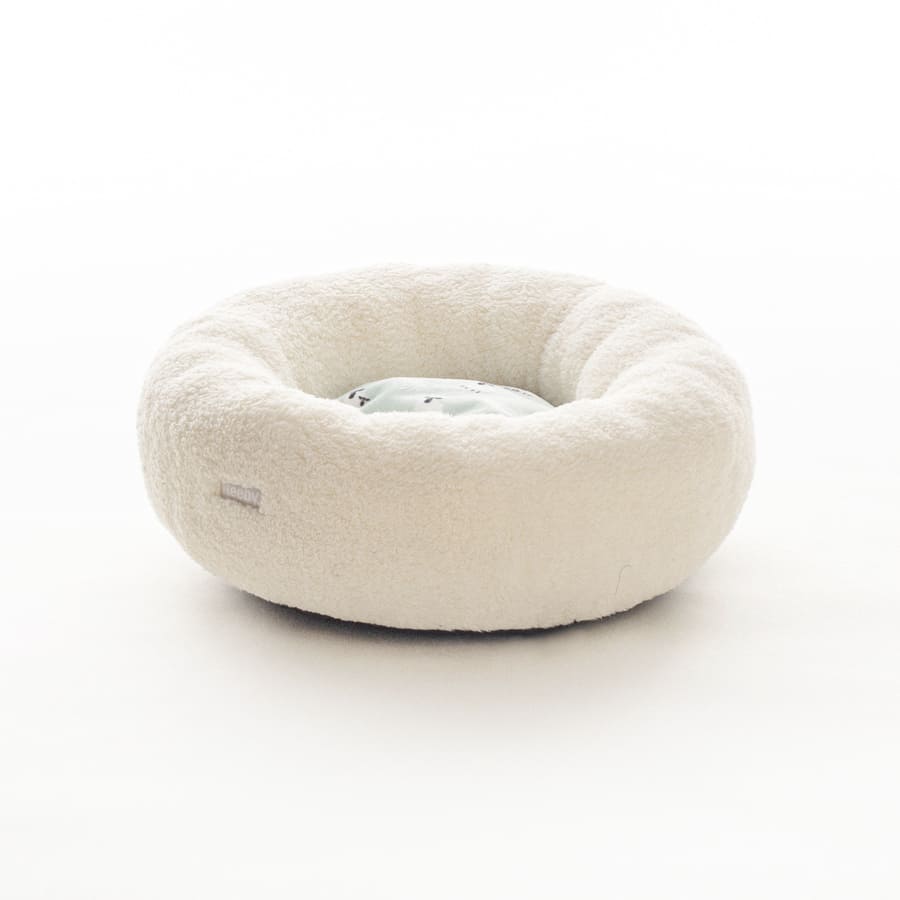 Cama redonda Leeby branca com capa removível e estampa de ovelhas para gatinhos.