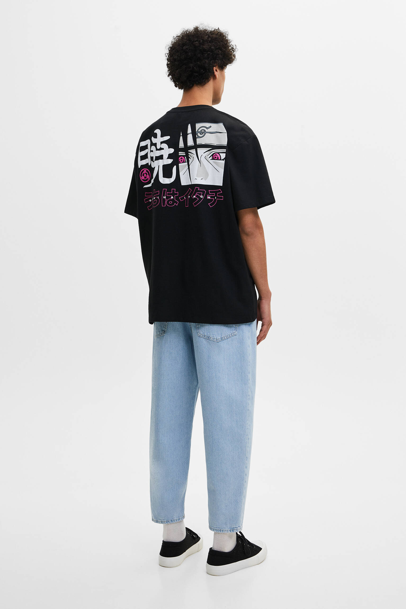 Camiseta com estampa de Naruto branca e rosa - preta