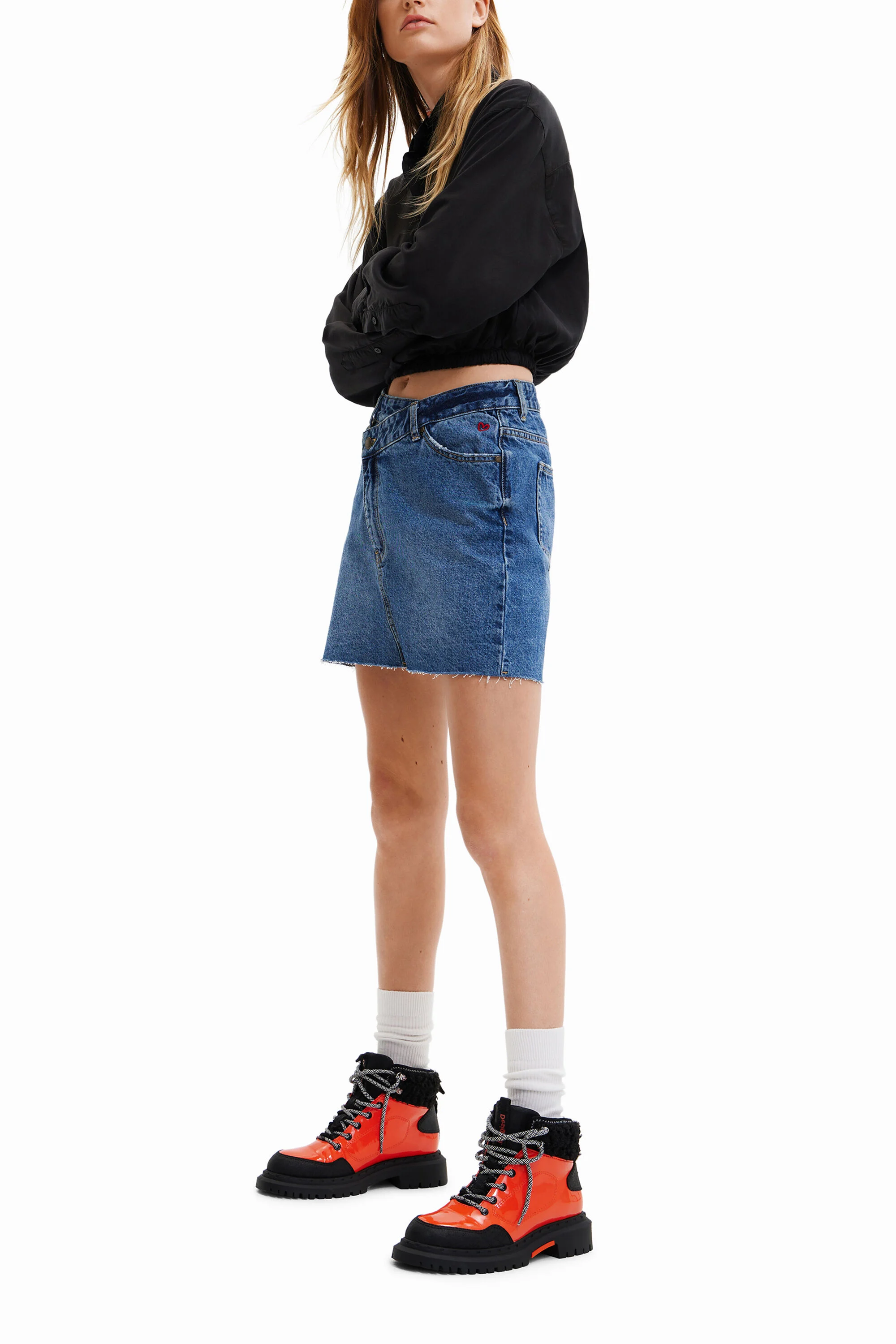 Blusa cropped com bolso em formato de coração