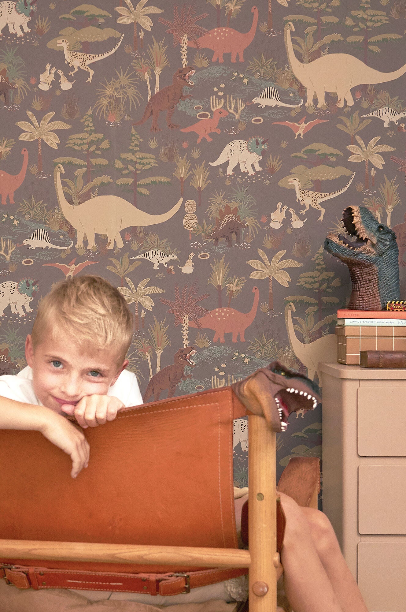Majvillan Tapet Dinosaur Vibes, Evening Grey