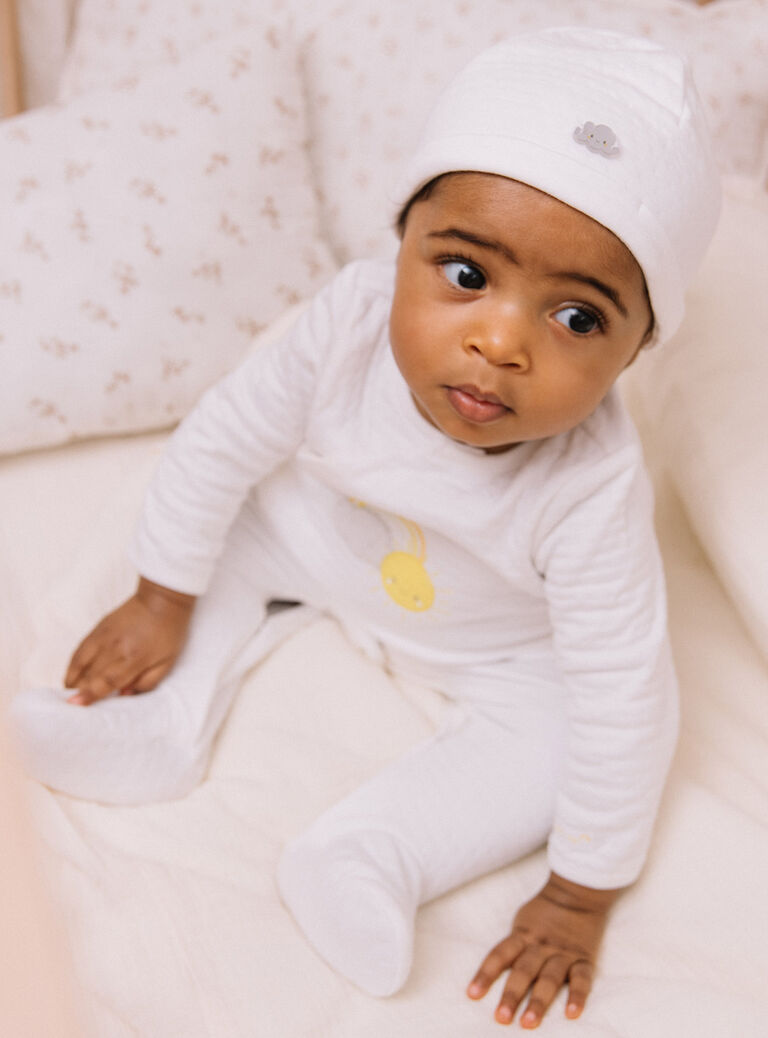 Pyjama et bonnet de naissance blancs à motif nuage et soleil