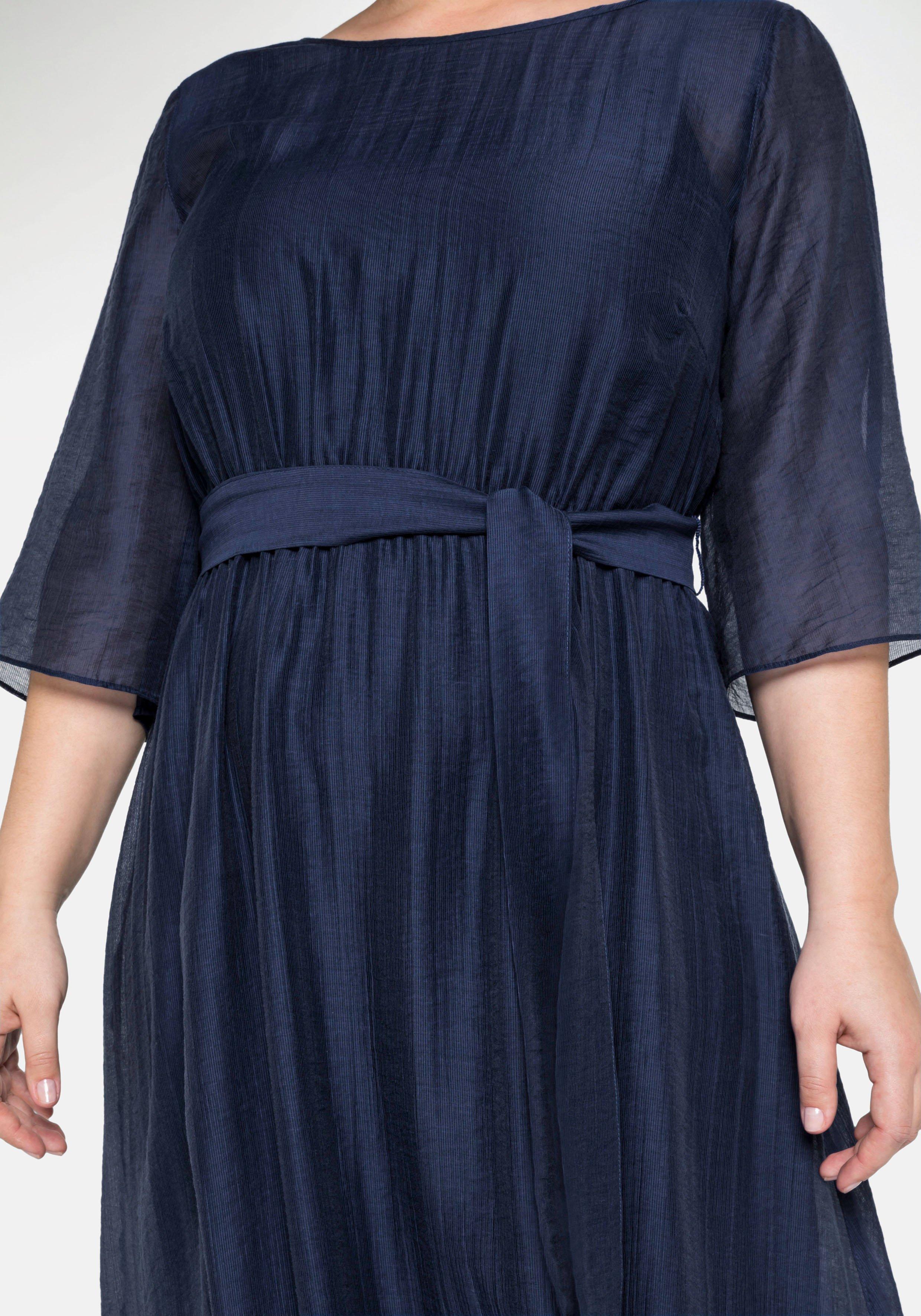 Abendkleid in luftiger, weiter Form mit Bindeband